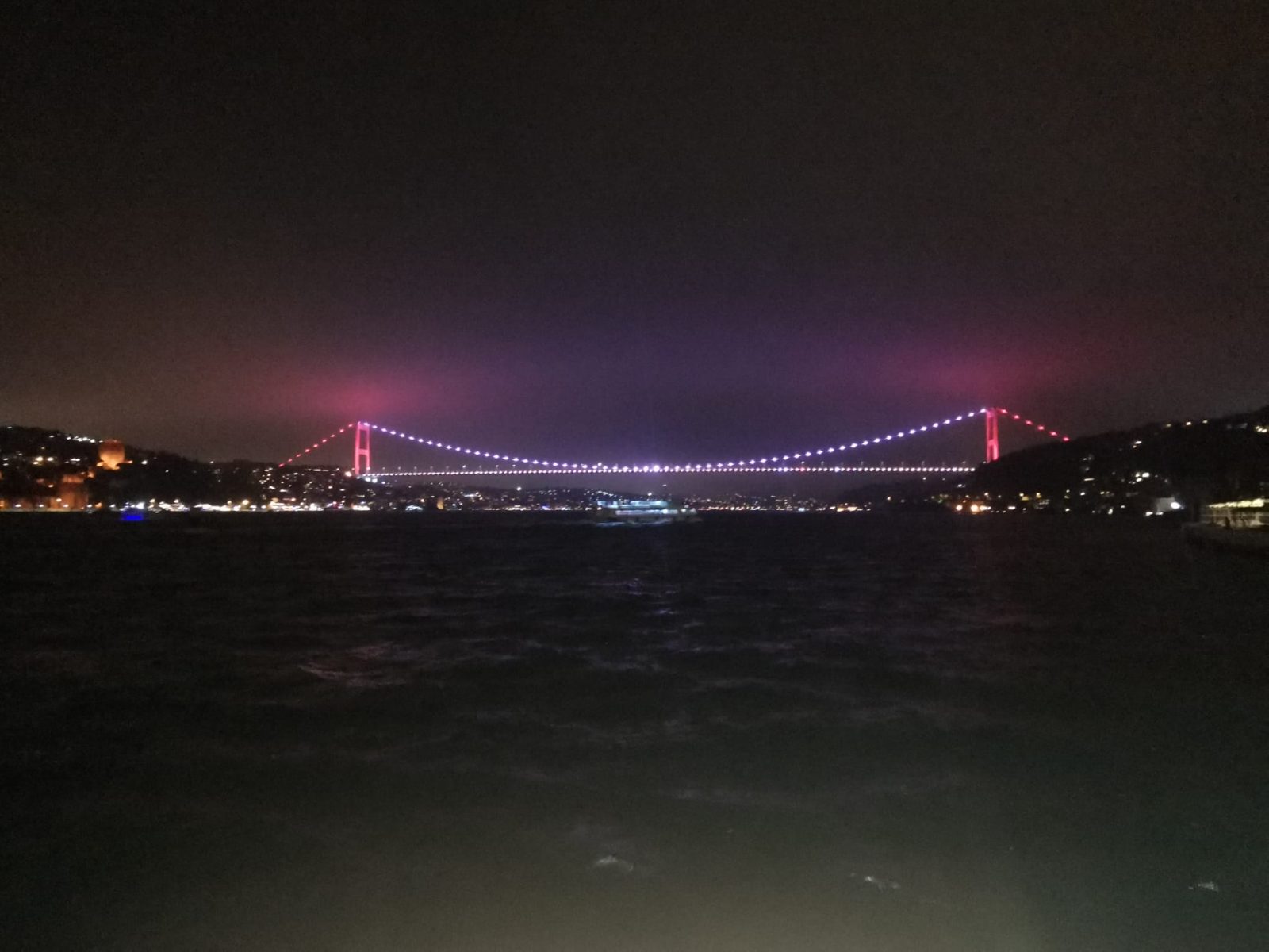 Die beleuchtete Brücke bei Nacht