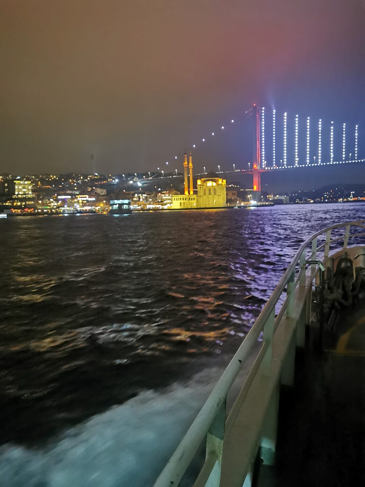 Brücke und die beleuchtete Ortaköy-Moschee
