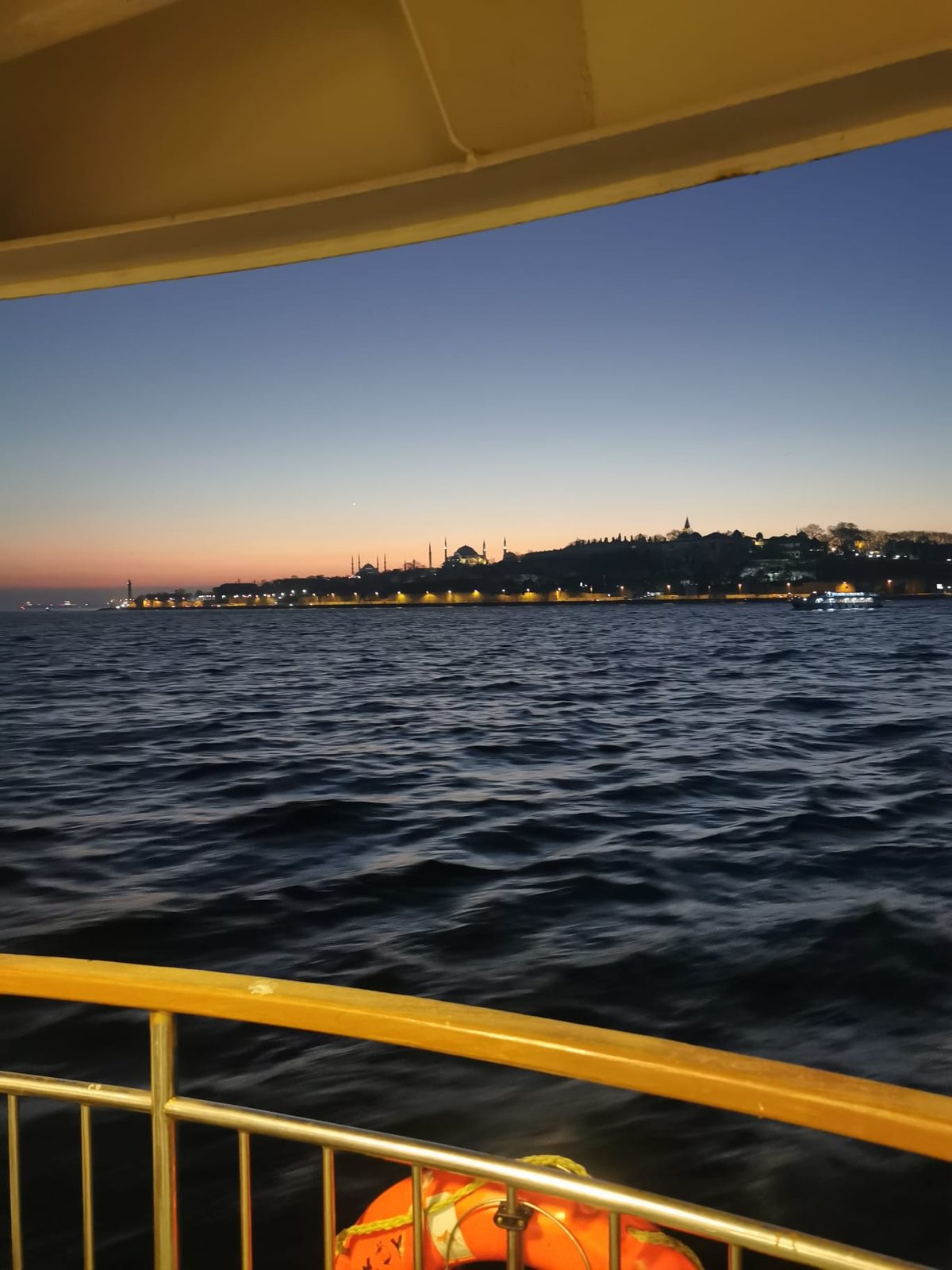 Sonnenuntergang über der Halbinsel von der Fähre aus