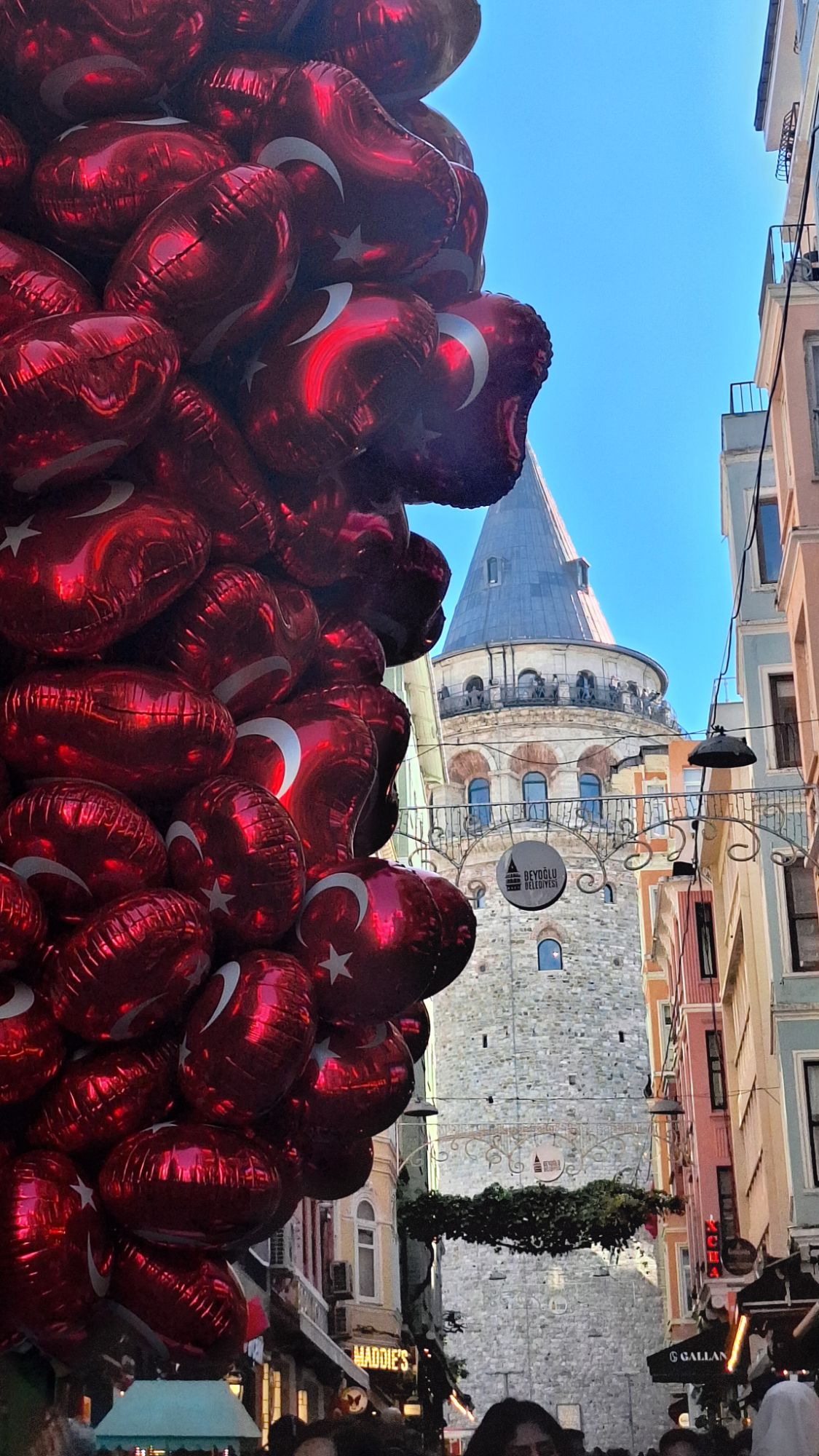 Der Galataturm zwischen den Häusern von Galata