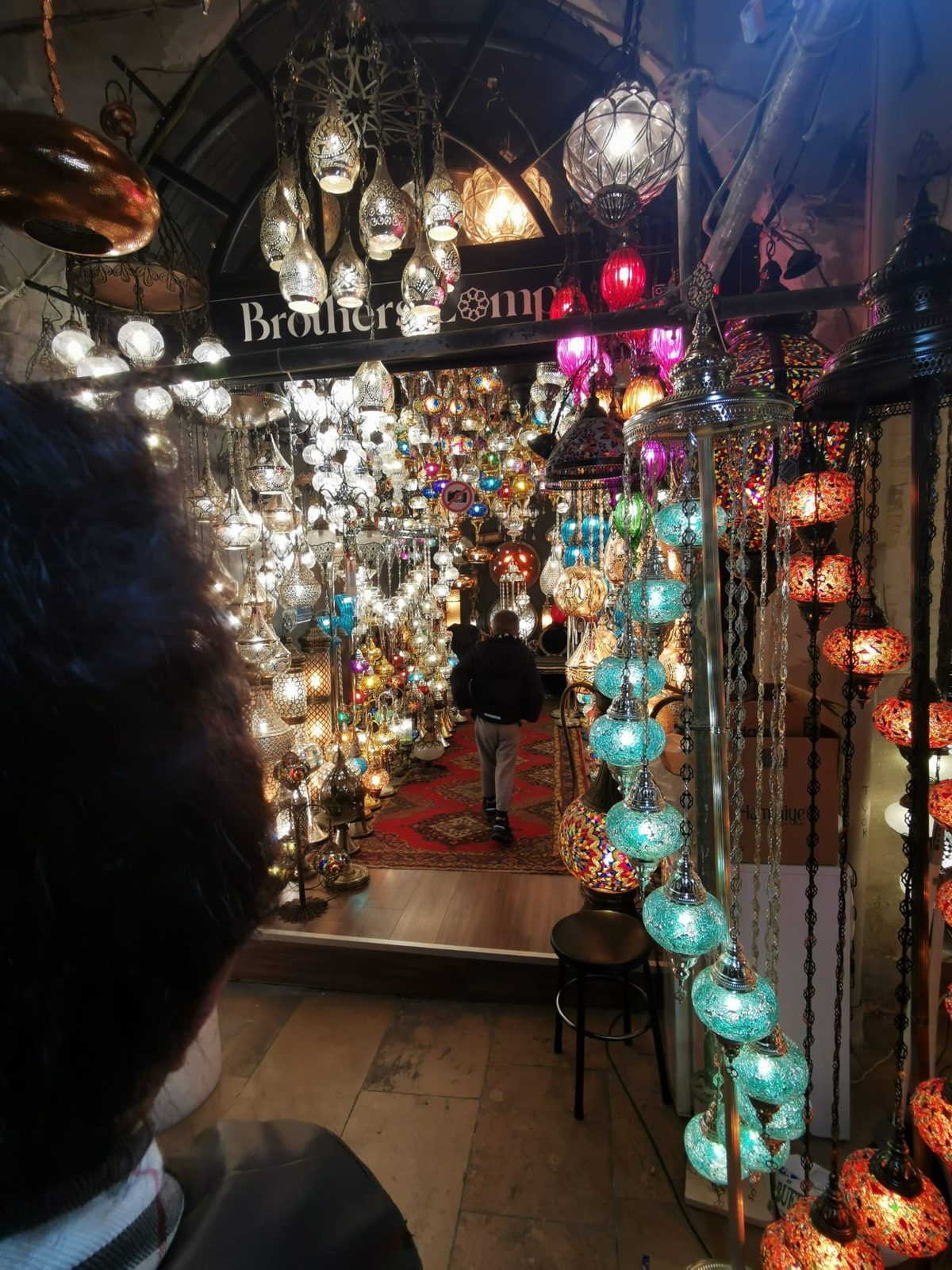 Ein Laden mit bunten Mosaiklampen