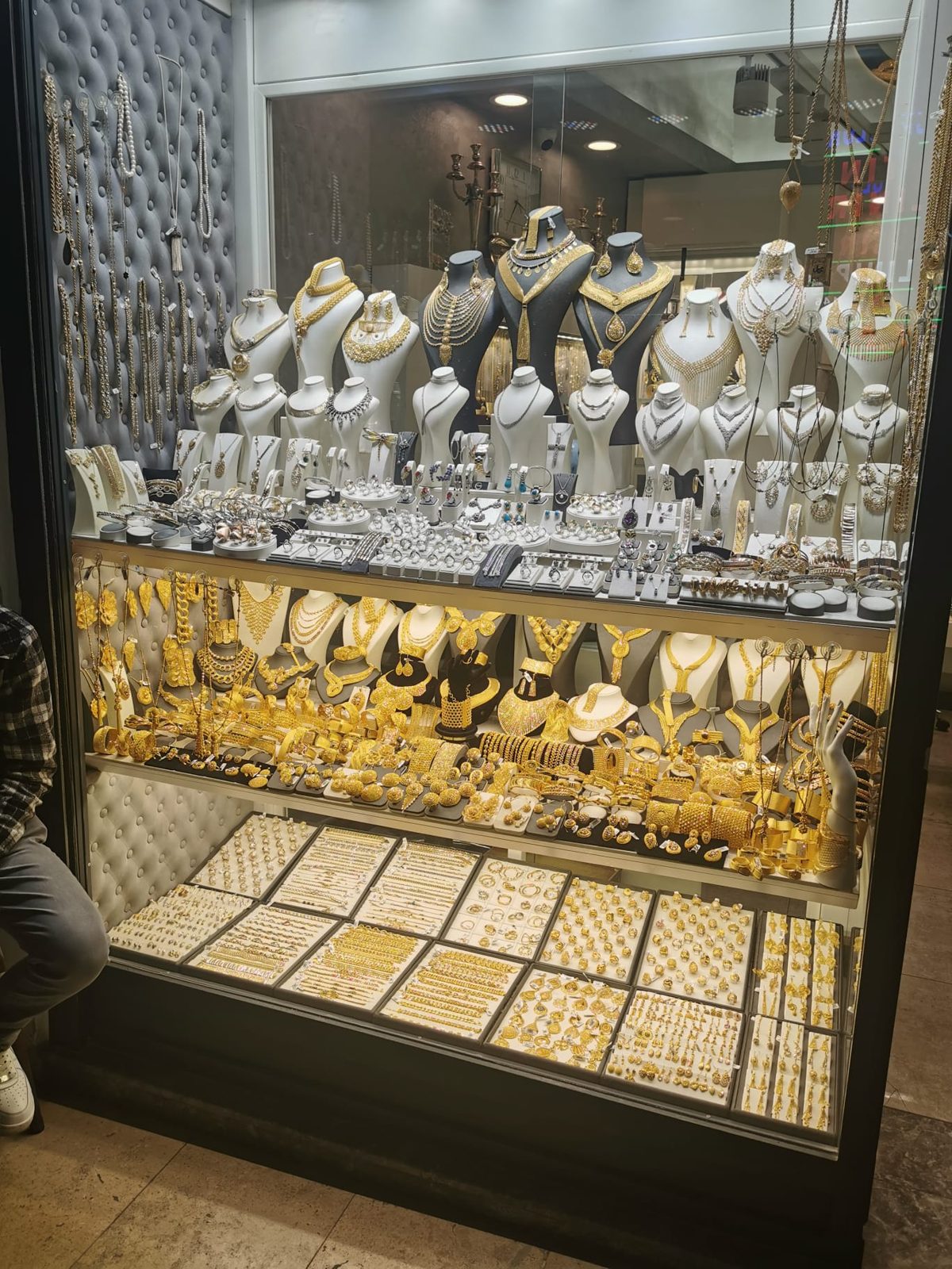 Noch ein Schaufenster voller Gold- und Silberschmuck