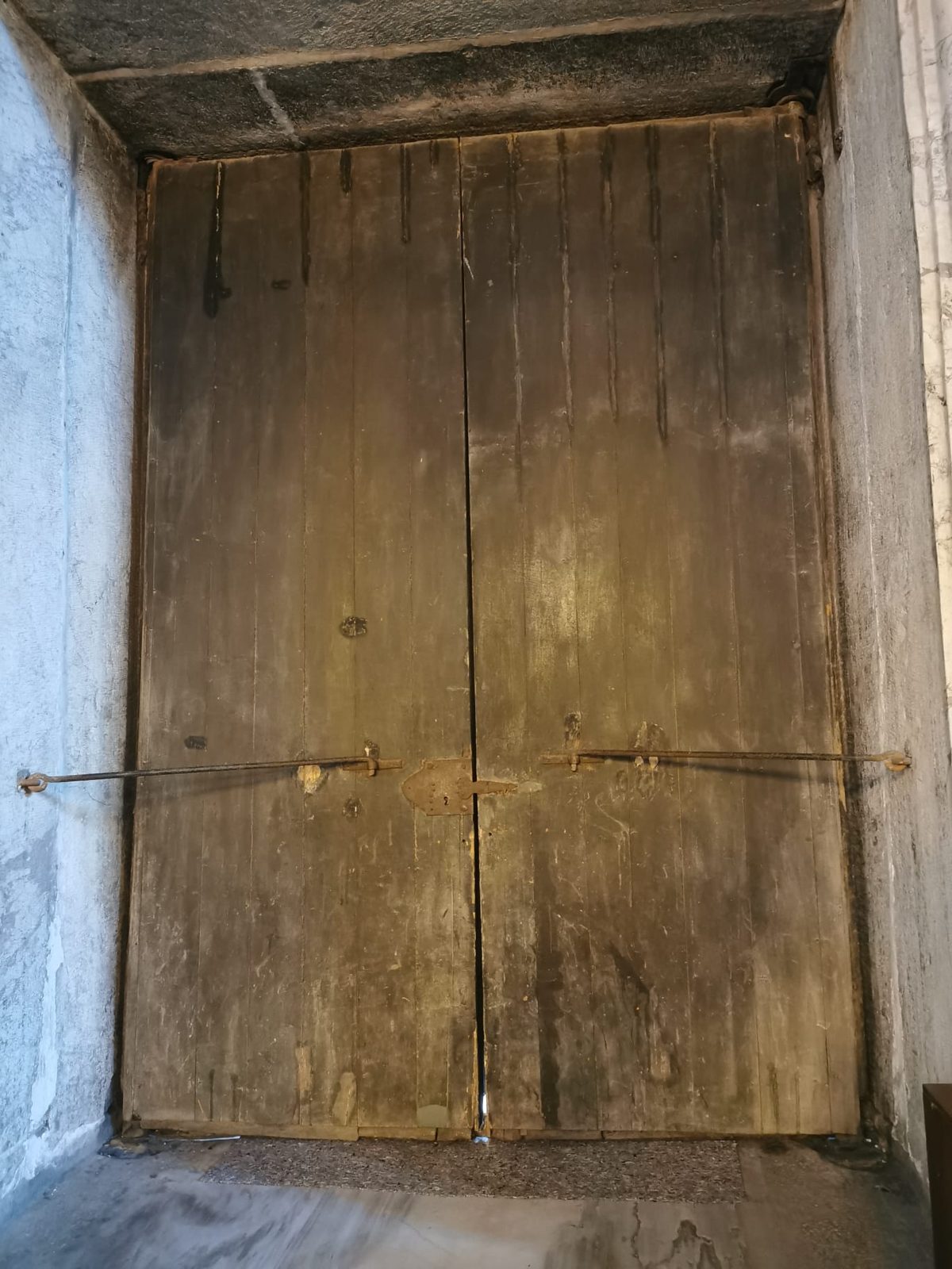 Eine der alten Holztüren der Hagia Sophia