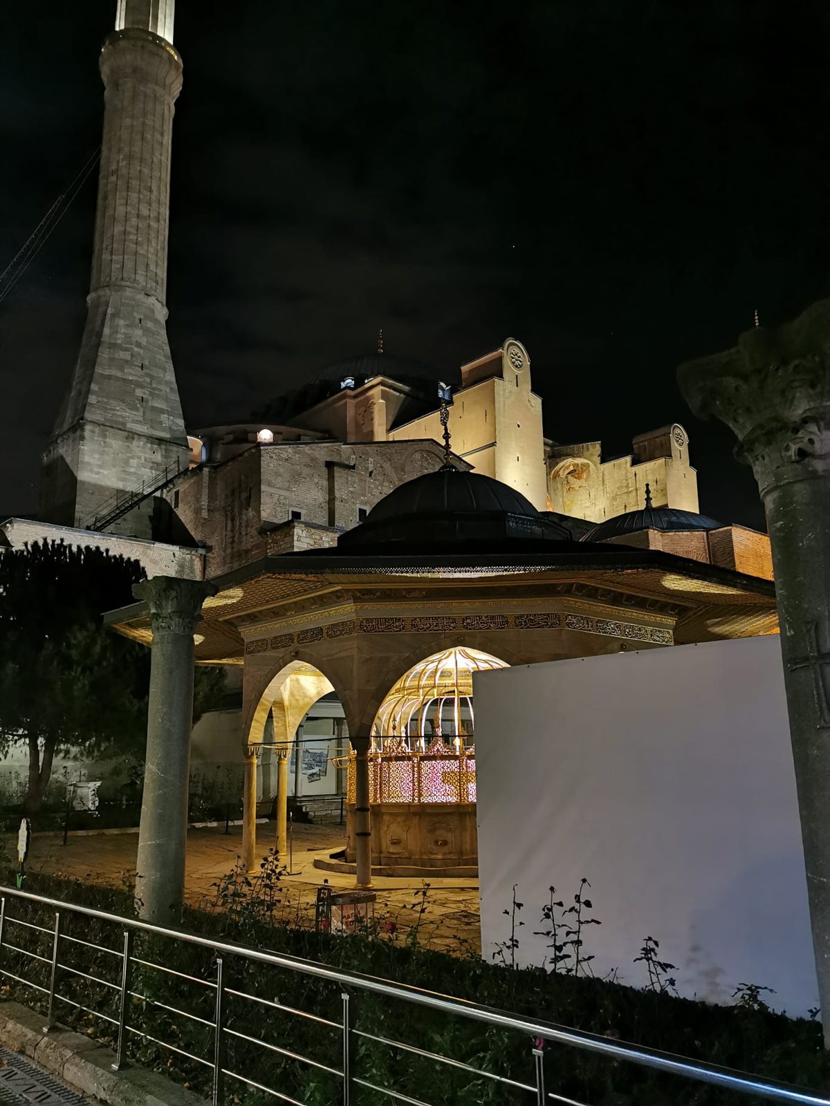 Minarett und Brunnenpavillon: die Minarette gehören zu verschiedenen Bauphasen