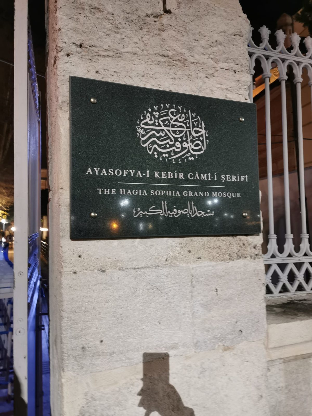 Das Schild am Eingang: Hagia Sophia Grand Mosque – seit 2020 wieder Moschee