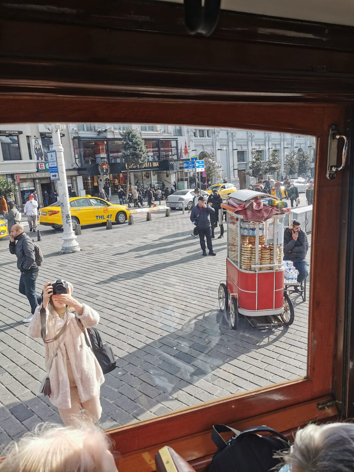 İstiklal Caddesi: Kirchen, Passagen, Botschaften und die Straße, in der sich Pera neu erfand