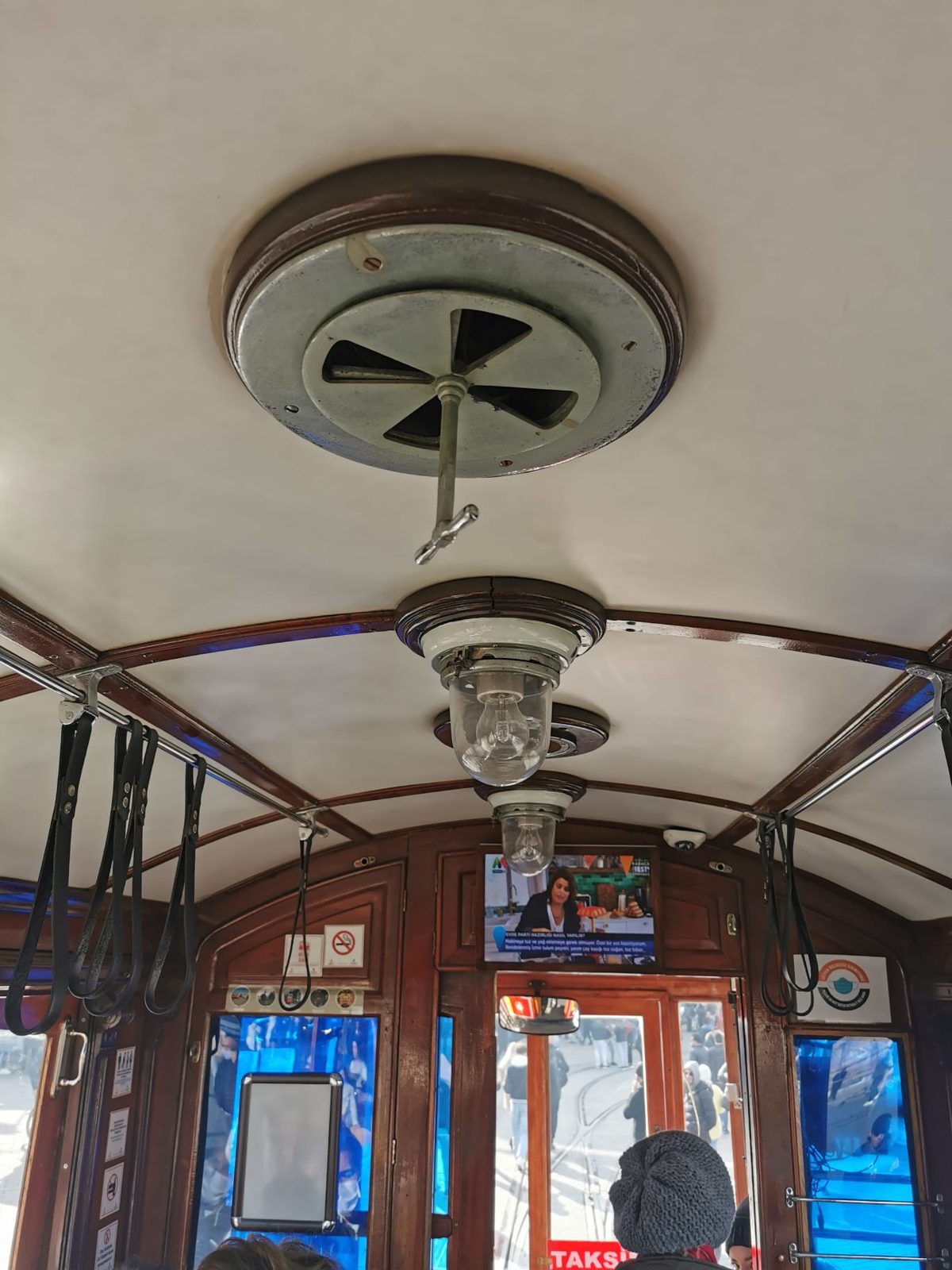 Die Decke des Tramwagens mit alten Lampen