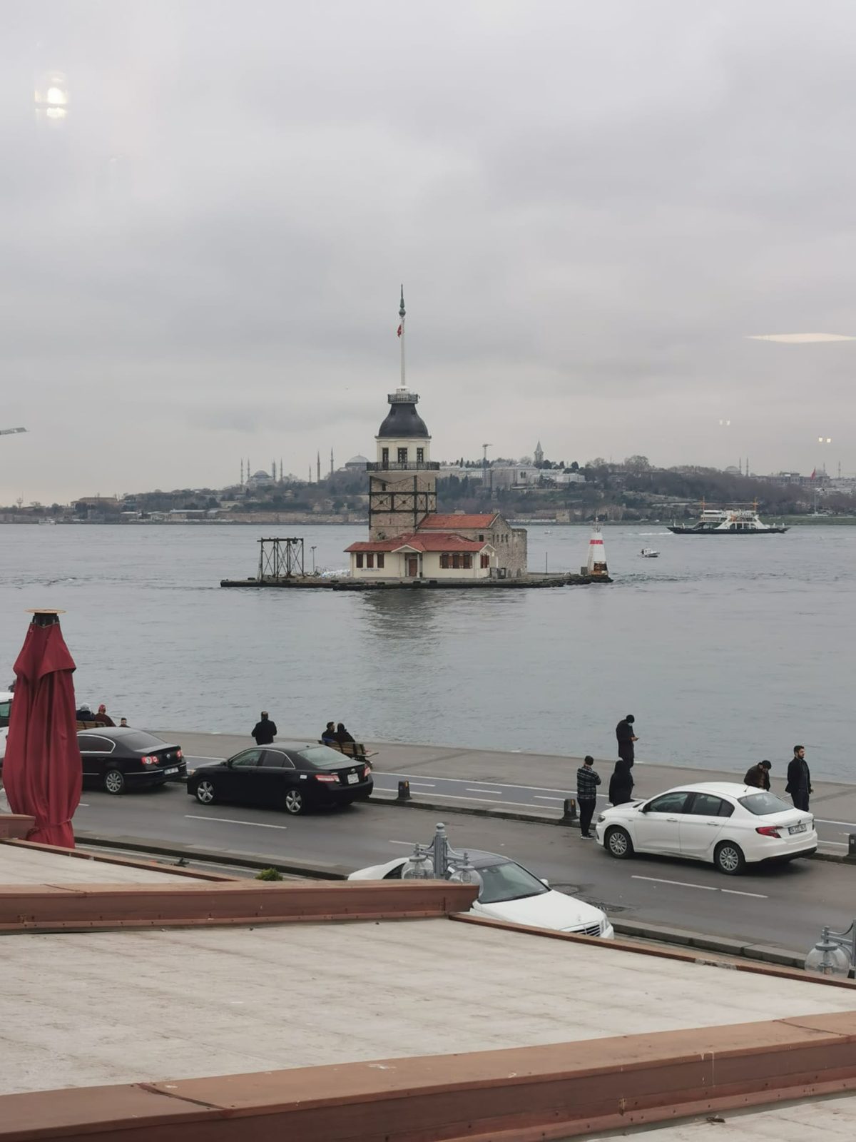Der kleine Turm auf seinem Felsen mitten im Bosporus