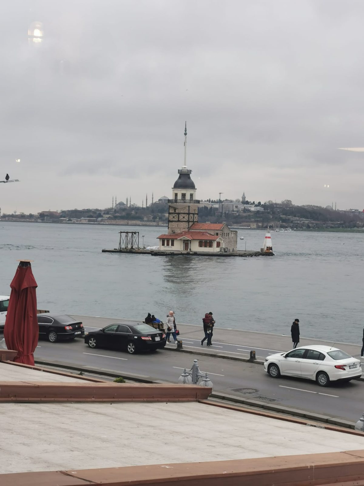 Vom Ufer aus ist der Turm ein fester Orientierungspunkt