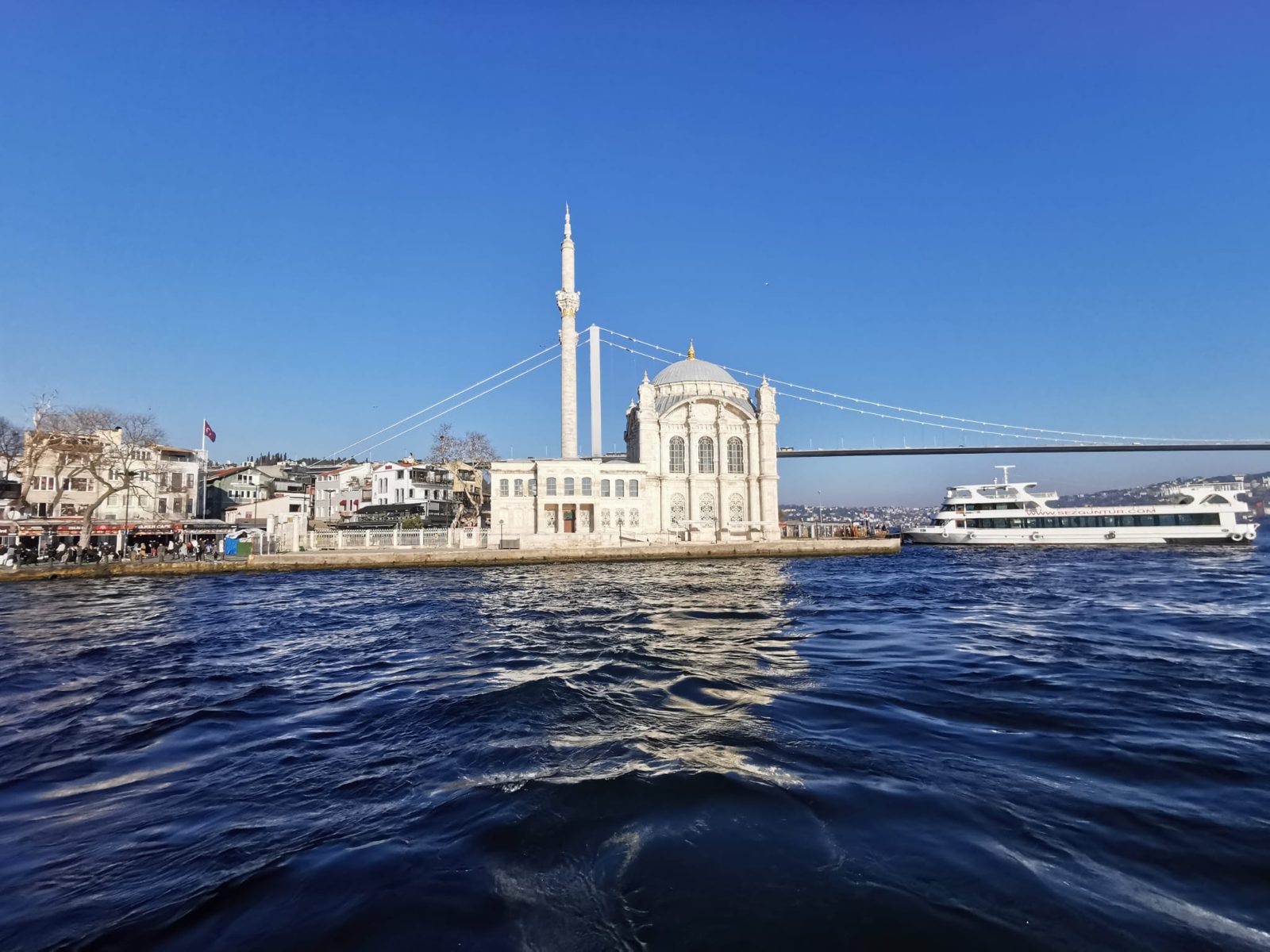 Ortaköy-Moschee: Warum sie aussieht, als wäre ein Palast direkt an den Bosporus gestellt worden
