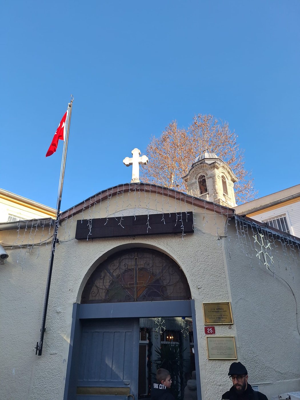 Der Eingang der Aya-Efimia-Kirche in Kadıköy.