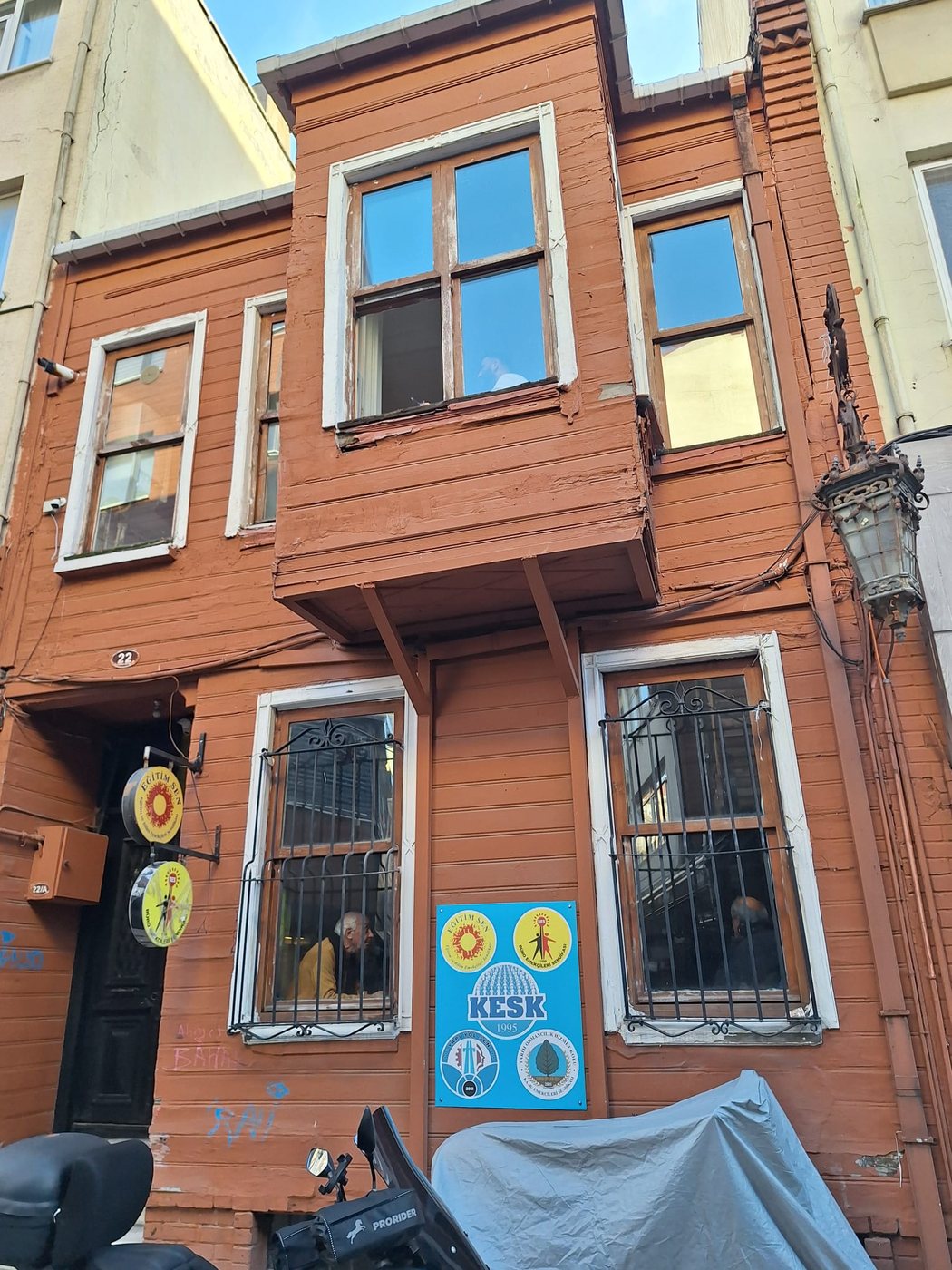 Tellalzade Sokak: Antiquitäten, Schallplatten und warum Kadıköys Vergangenheit in einer einzigen Straße plötzlich in Schaufenstern liegt