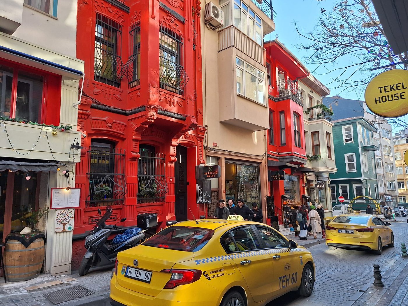 Rote Häuser und ein gelbes Taxi in Kadıköy