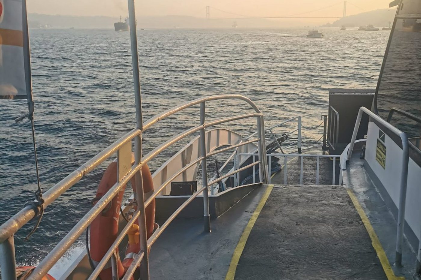 Fährdeck bei Sonnenuntergang auf dem Bosporus