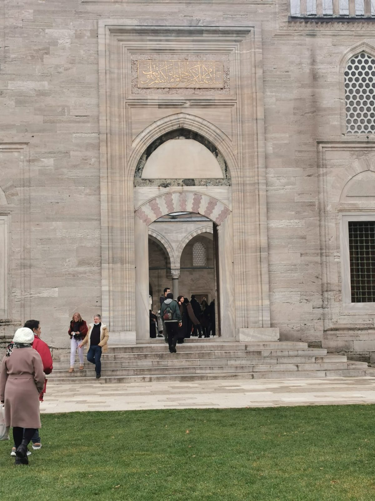 Ein Seitenportal der Moschee