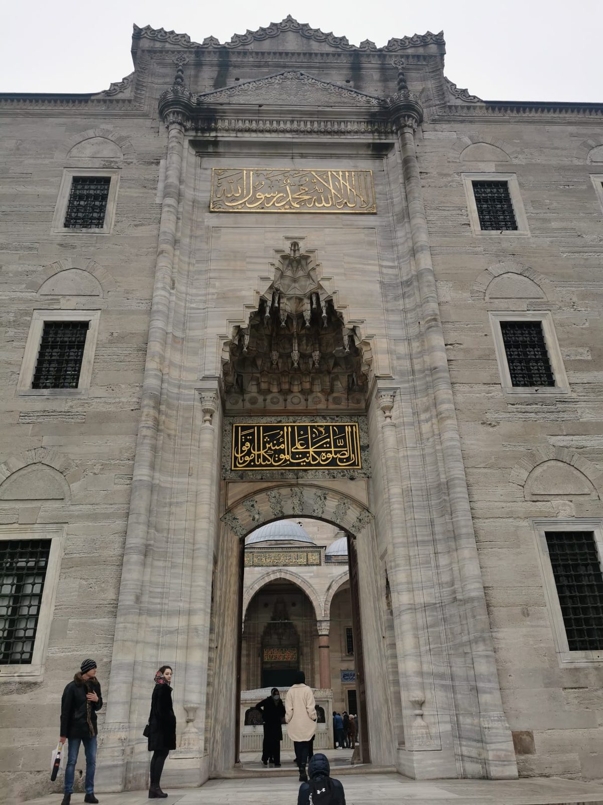 Eines der Portale der Süleymaniye mit Stalaktitennische