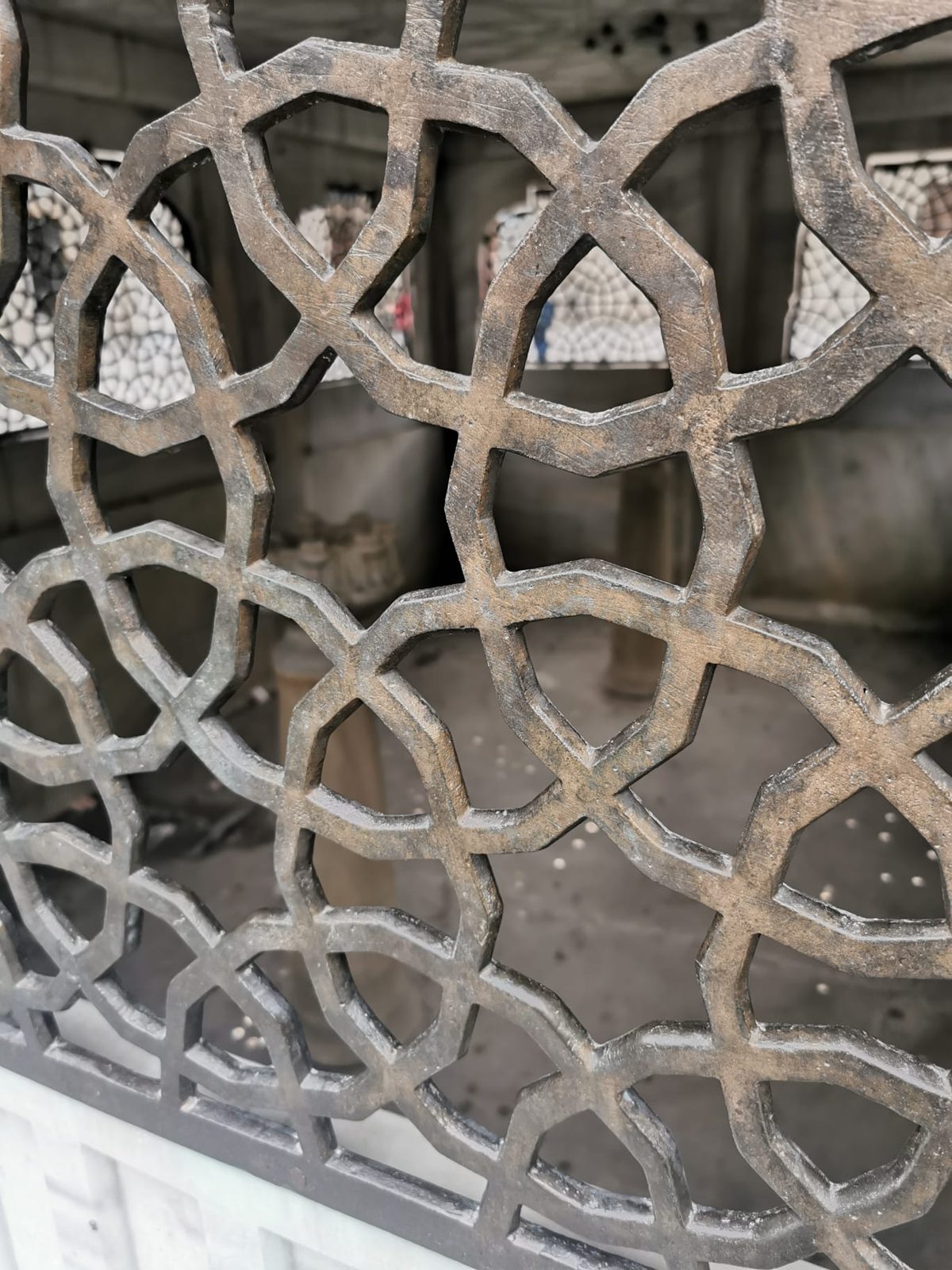 Ein durchbrochenes Fenstergitter – Licht ist in der Süleymaniye Teil der Architektur