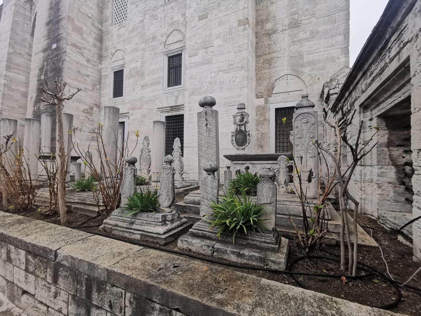 Der Friedhofsgarten neben der Moschee, in dem Süleyman und Hürrem ruhen