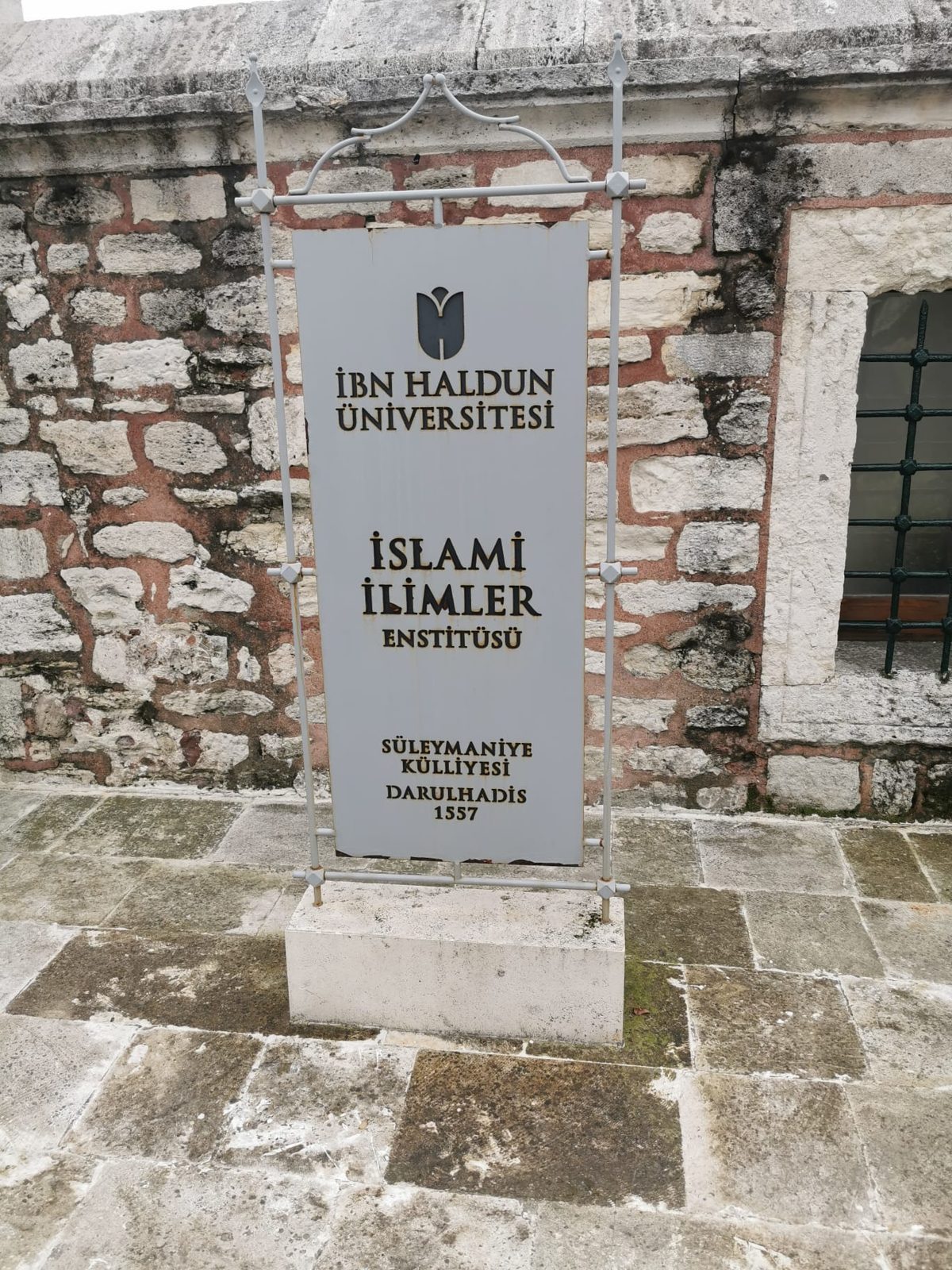 Das Schild am Gebäude: İbn Haldun Üniversitesi, Islami İlimler Enstitüsü – die Külliye ist bis heute Bildungsort