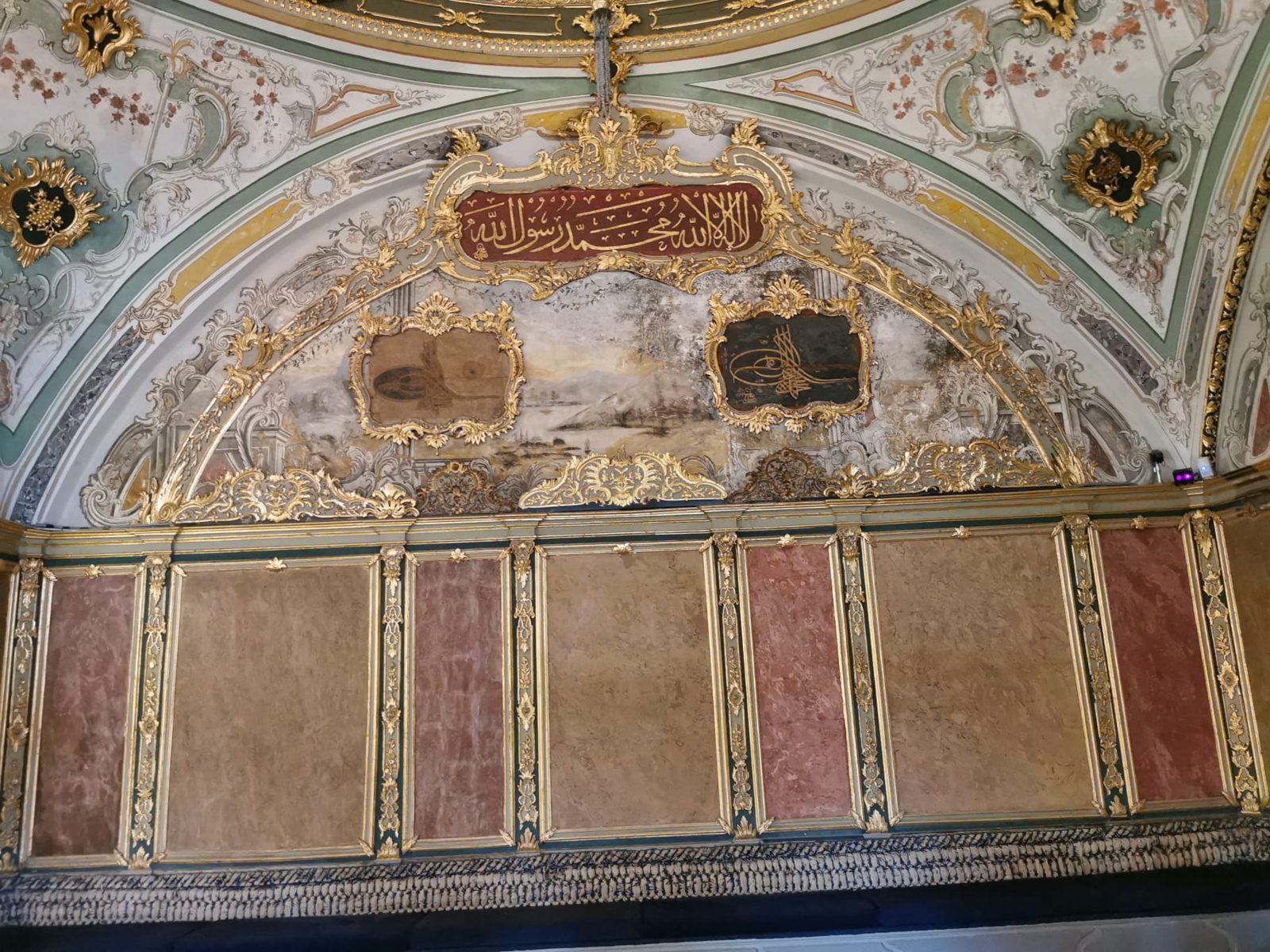 Prunkvoll bemalte Decke und Wandverkleidung in einem der Palasträume