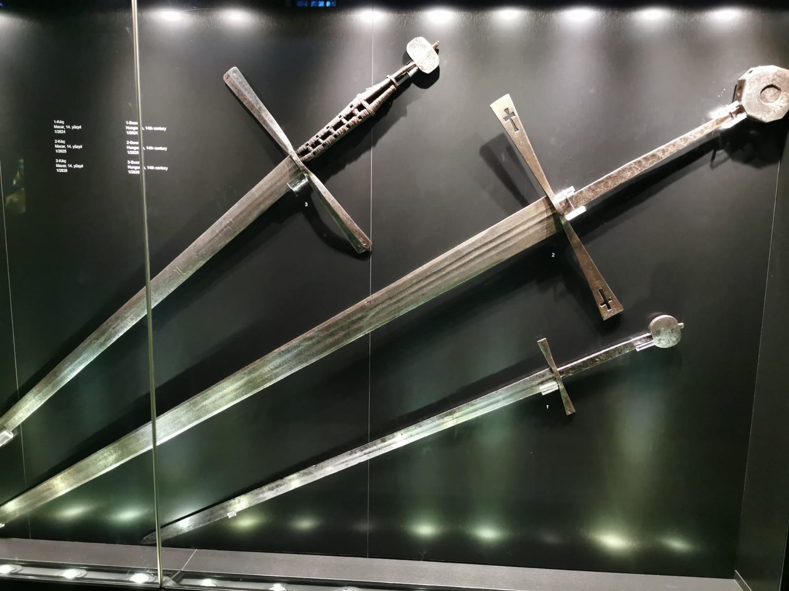 Schwerter hinter Glas – heute eine Ausstellung, früher Teil von Zeremonien