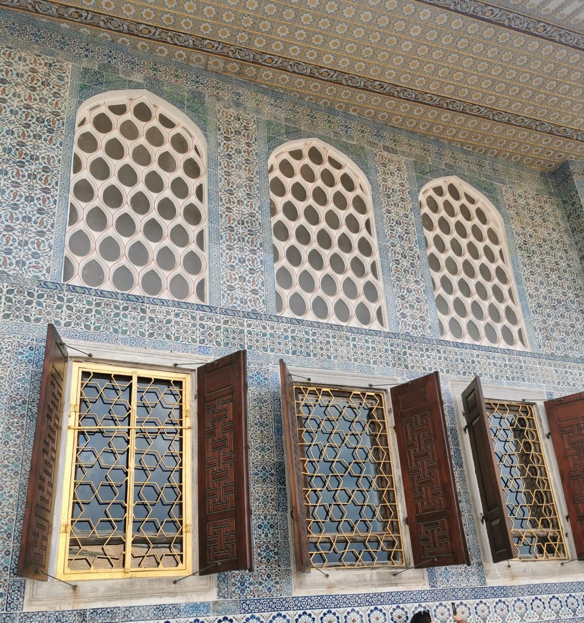 Fliesenfassade mit Fenstern – aus welcher Epoche welcher Teil stammt, ist nicht überall gleich