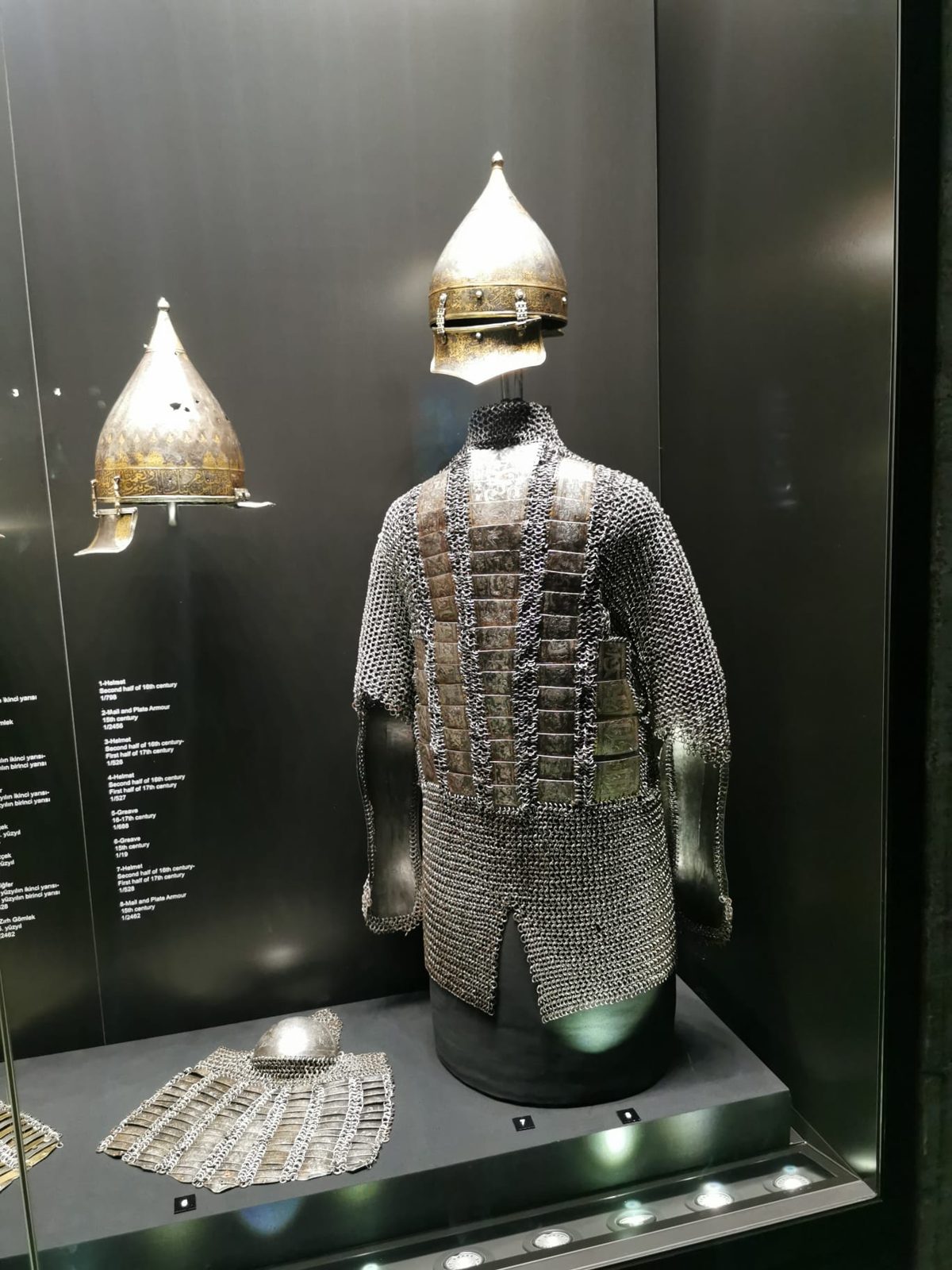 Rüstung und Helme in der Vitrine