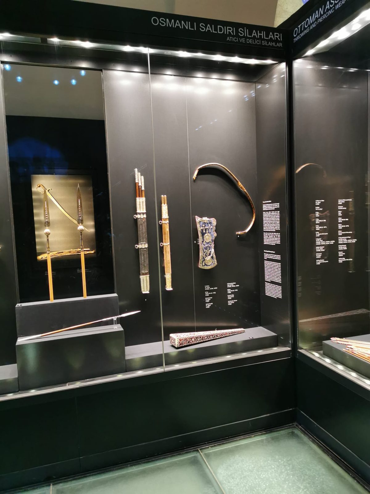 Vitrine mit osmanischen Wurf- und Angriffswaffen