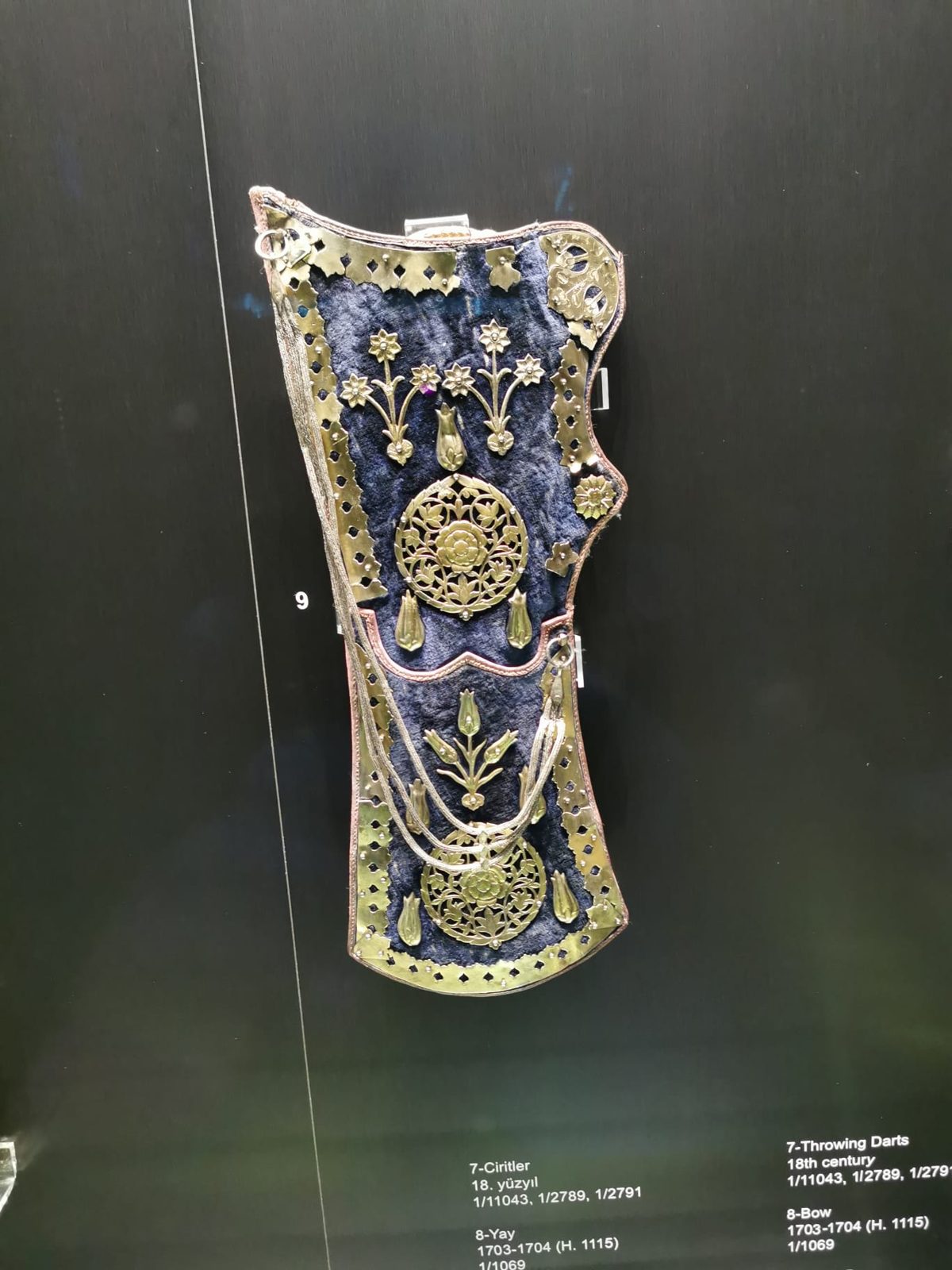 Ein reich verzierter Armschutz