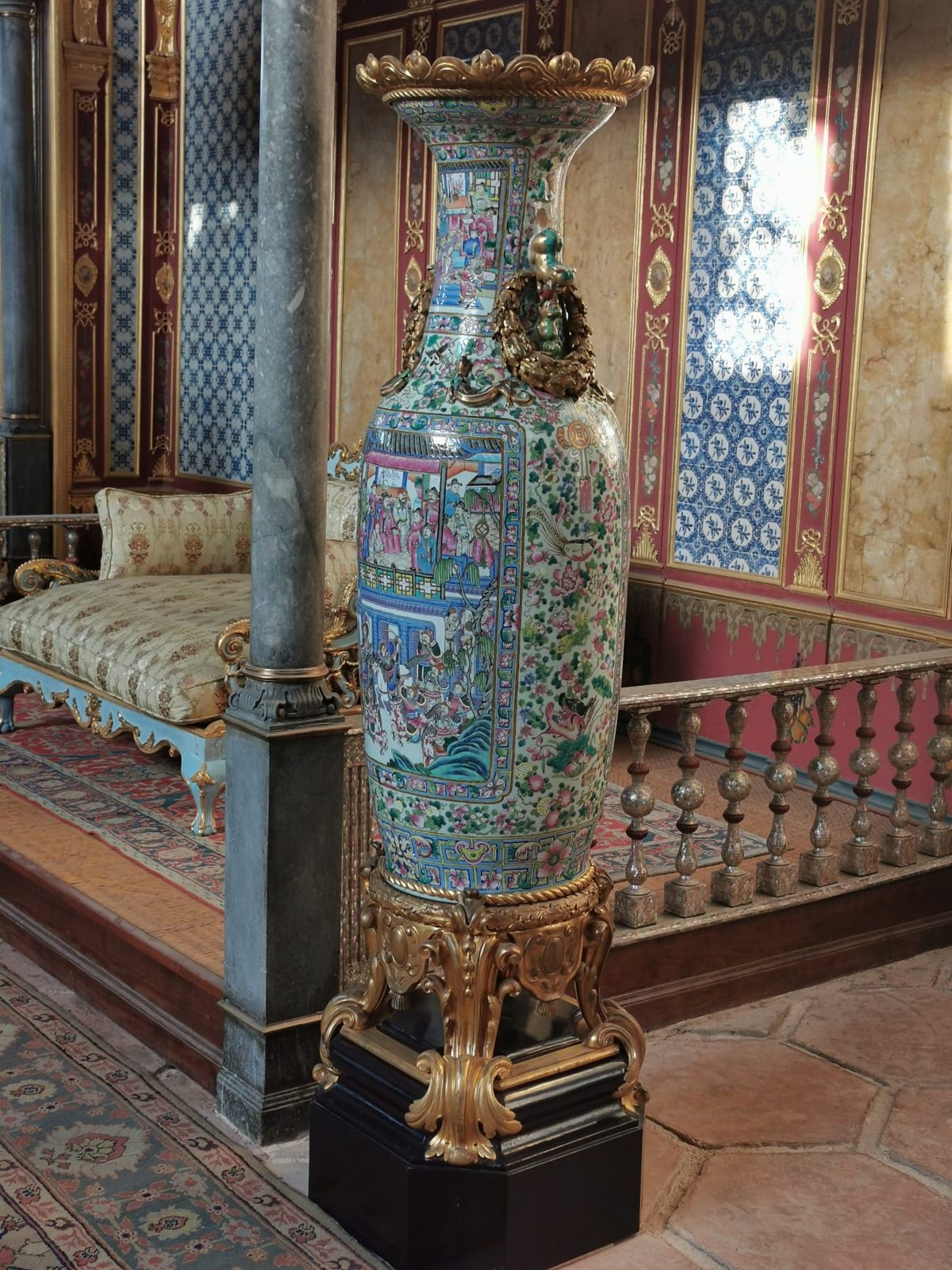 Eine große chinesische Porzellanvase in einem der Räume
