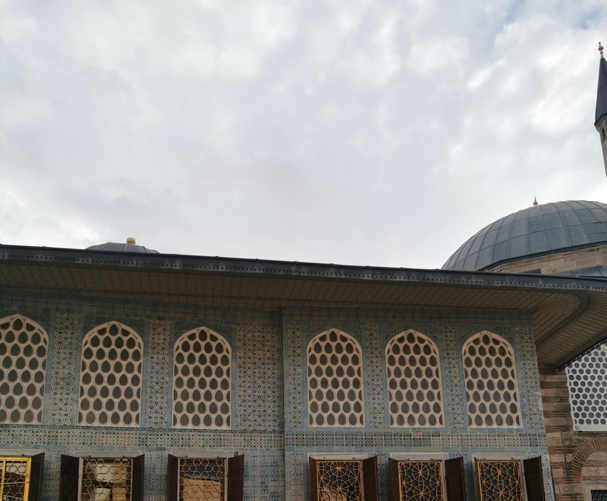 Die Fassade im Harem-Bereich mit Fliesen und Fenstern