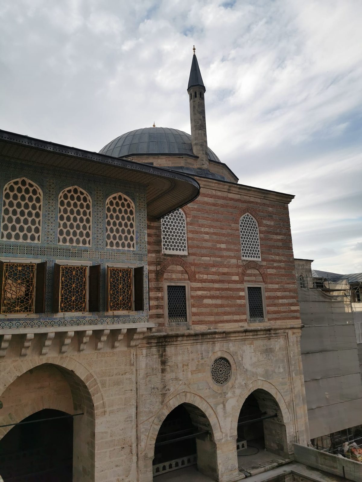 Verschiedene Bauteile nebeneinander: Harem-Fassade und eine Moscheekuppel