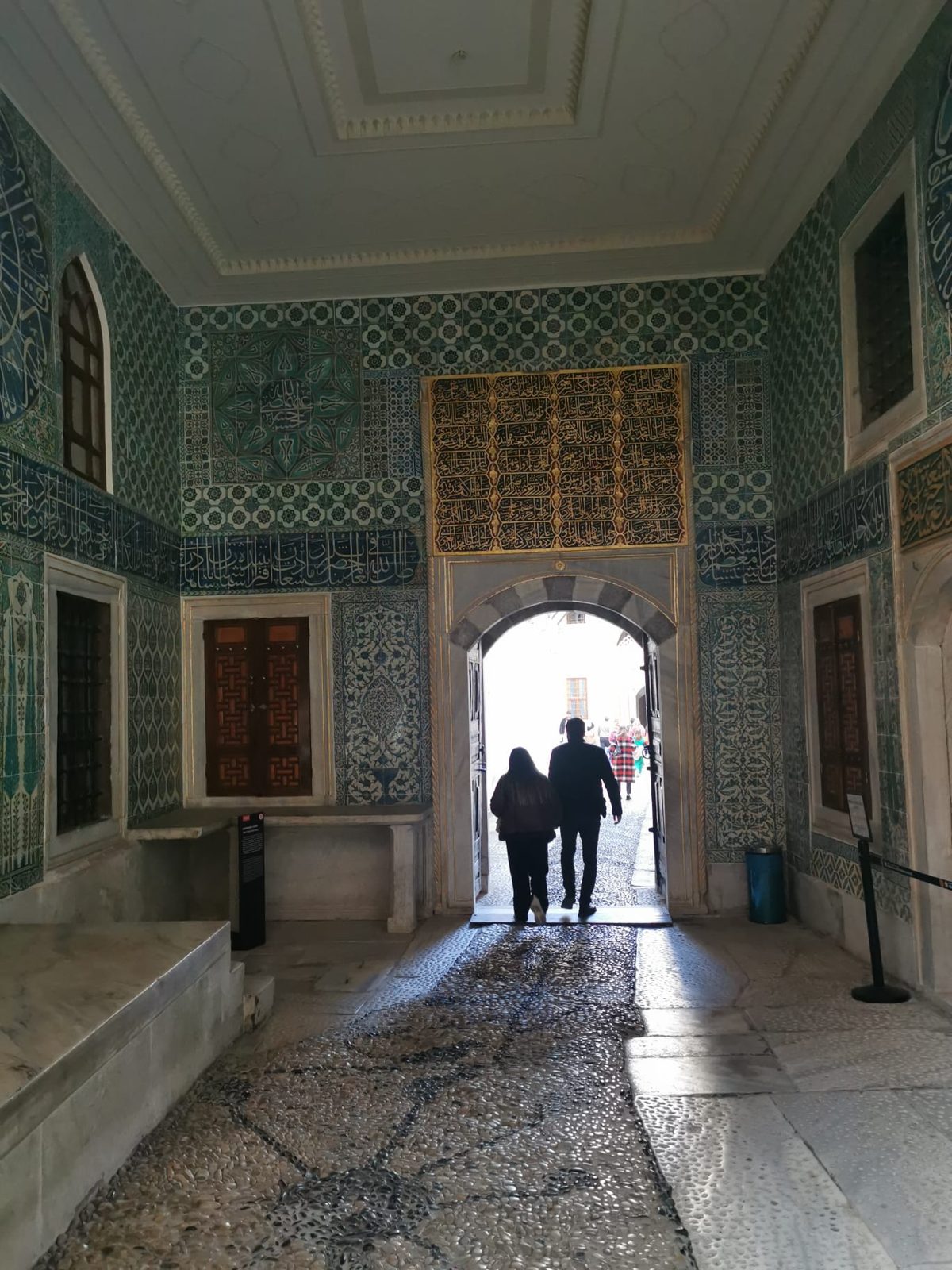 Ein gefliester Durchgang im Harem – Zugang war streng geregelt