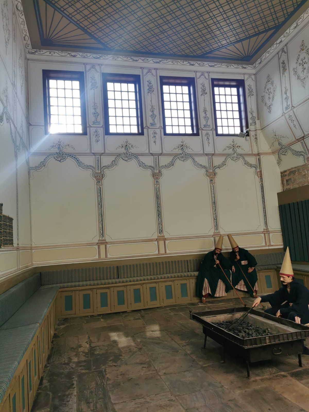 Nachgestellte Szene im Harem: Figuren um ein Kohlenbecken