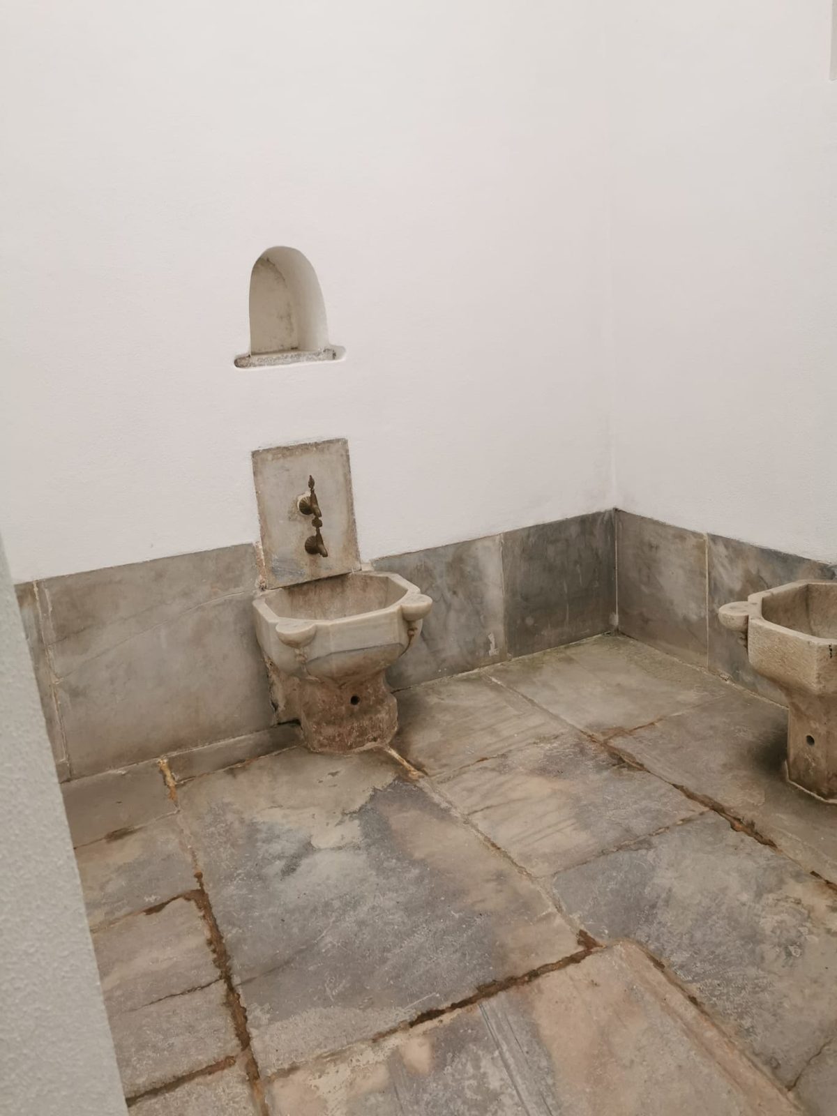 Ein einfaches Waschbecken in einem weißen Raum