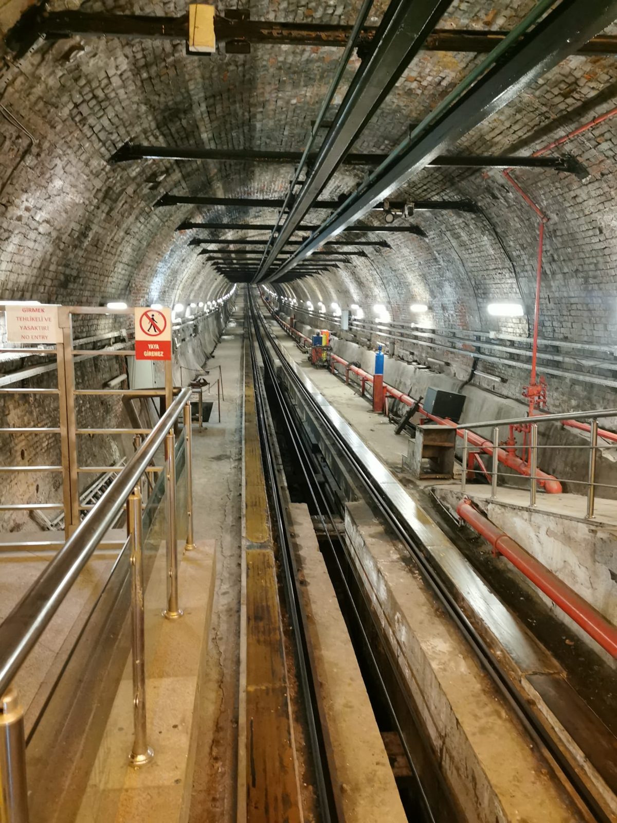Tünel: 1875 eröffnet, nur wenige hundert Meter lang – und trotzdem eine der wichtigsten Verkehrsideen des alten Pera