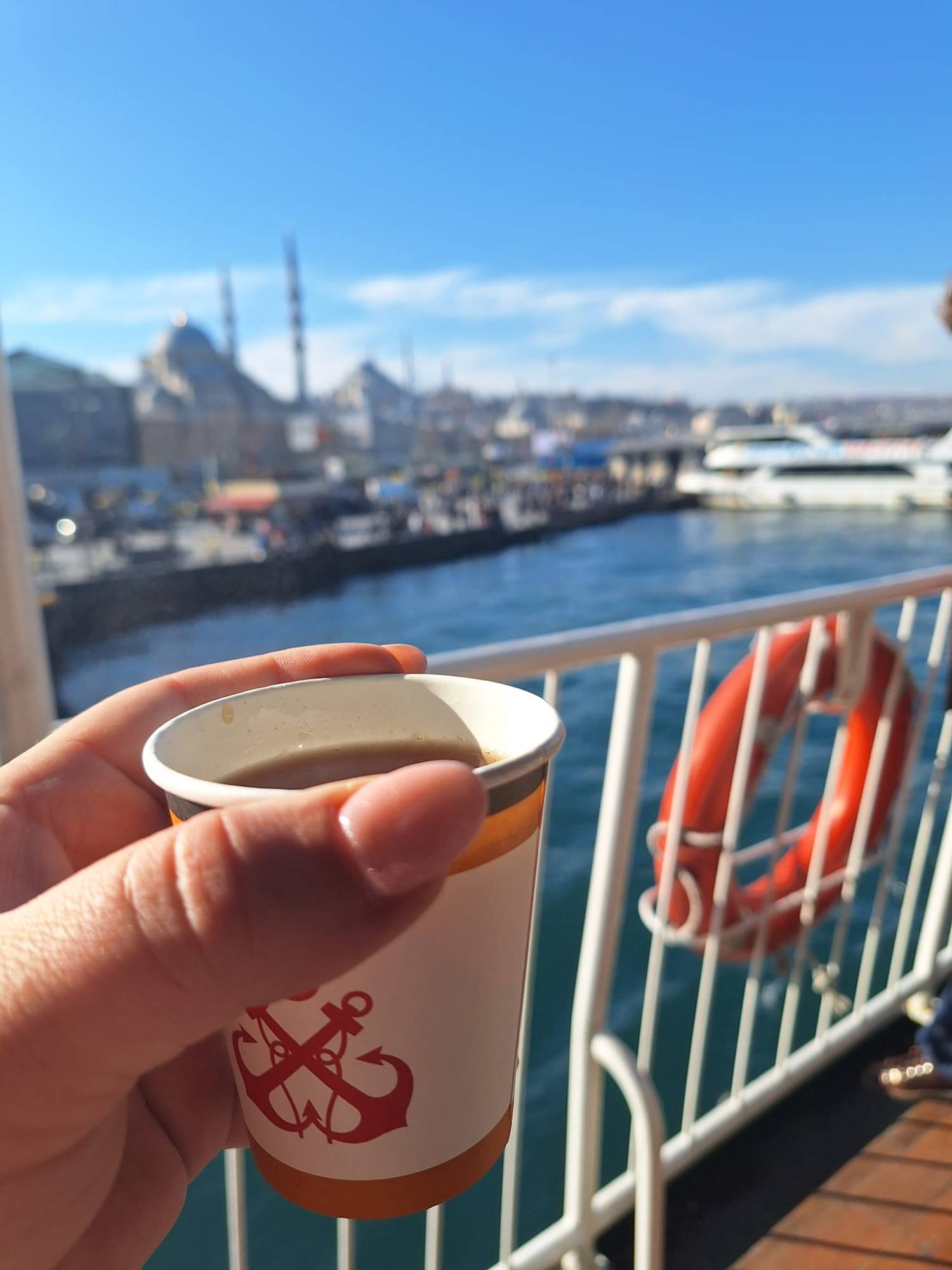 Türkischer Kaffee an Deck der Fähre