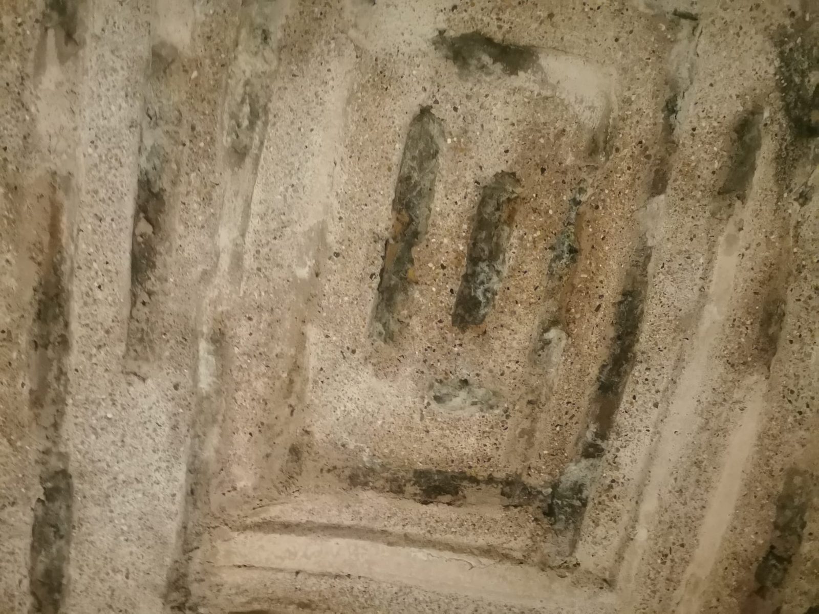 Bearbeiteter Stein an einem wiederverwendeten Bauteil