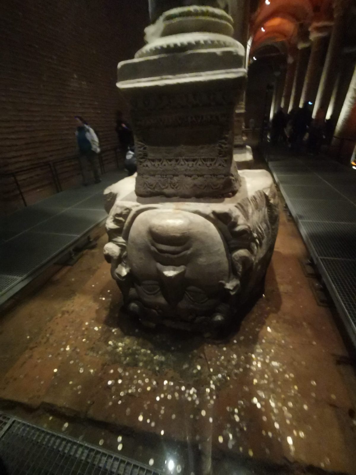 Einer der beiden Medusenköpfe, auf dem eine Säule steht