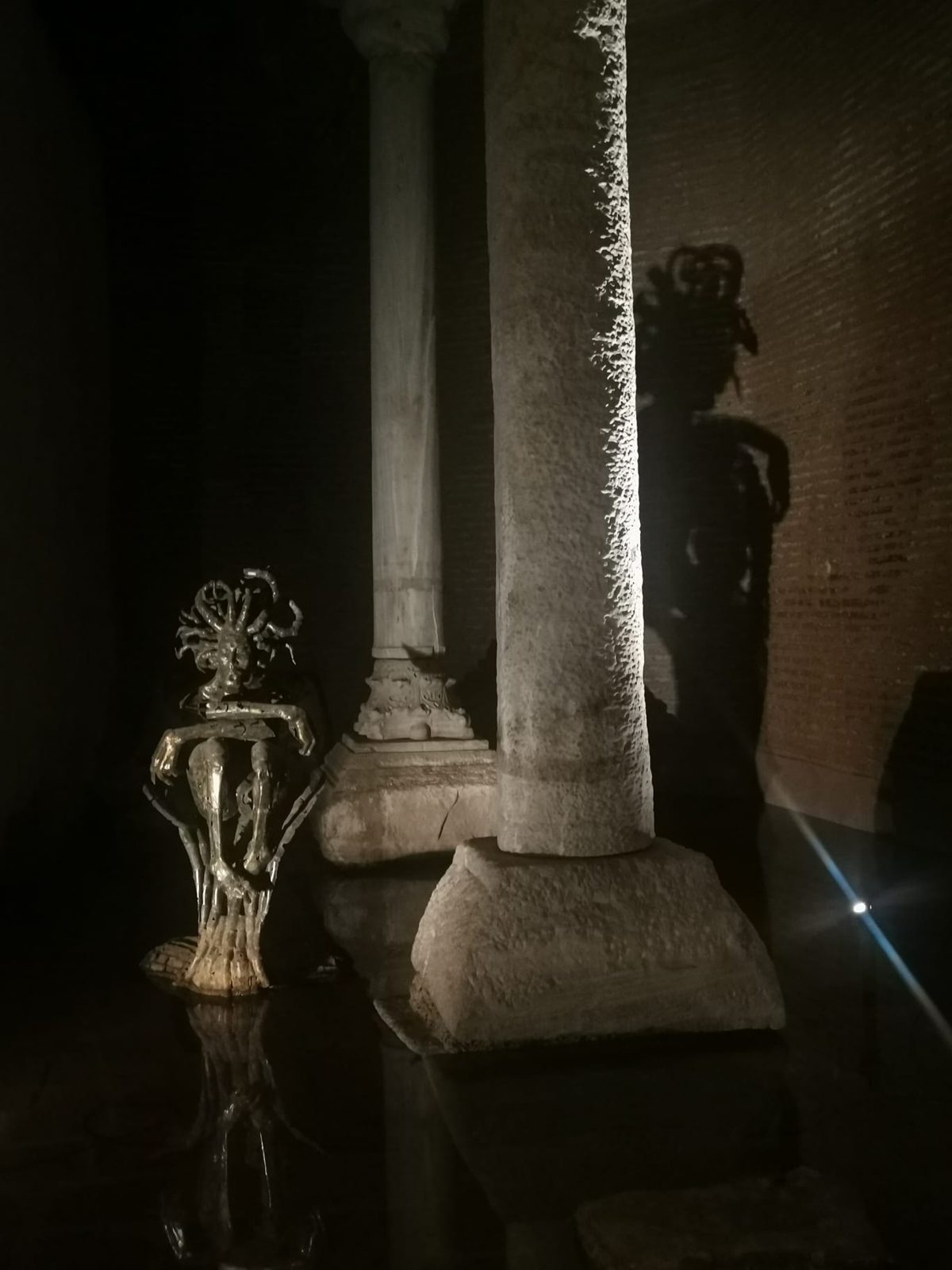 Eine Kunstinstallation im Wasser