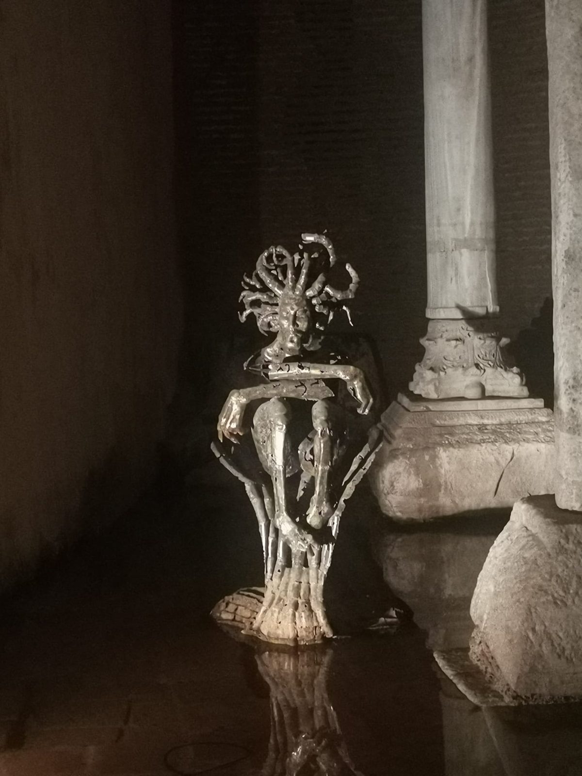 Eine weitere Skulptur zwischen den Säulen