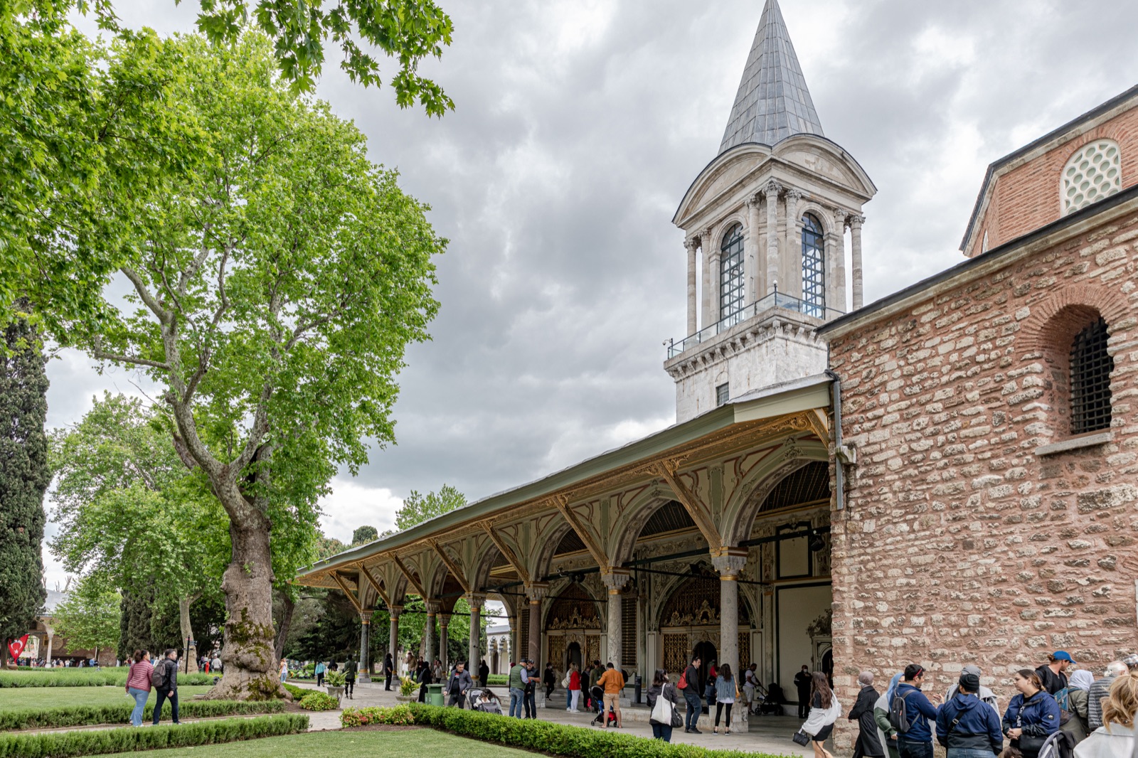 Topkapı-Schatzkammer: Ein Dolch für einen ermordeten Schah, ein rätselhafter Diamant und der materielle Glanz eines Weltreiches