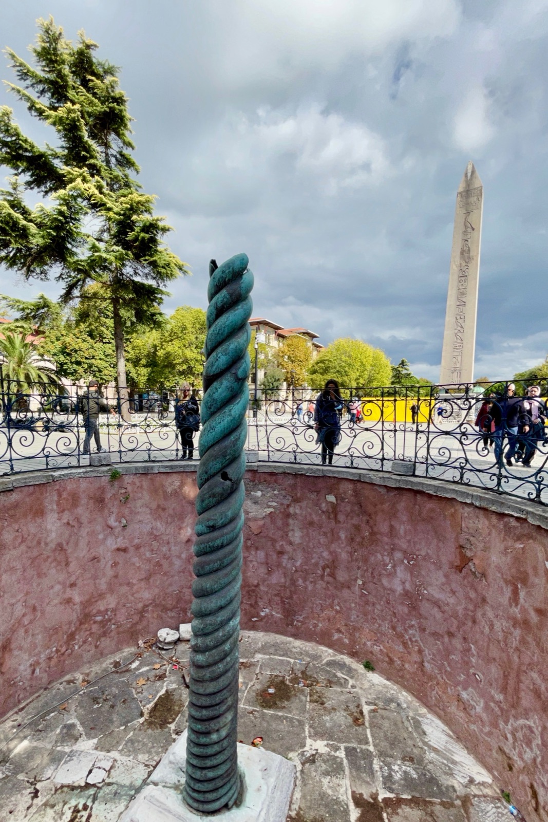 Schlangensäule: Aus erbeuteten Perserwaffen gegossen – und seit 2.500 Jahren ein politisches Symbol auf Reisen