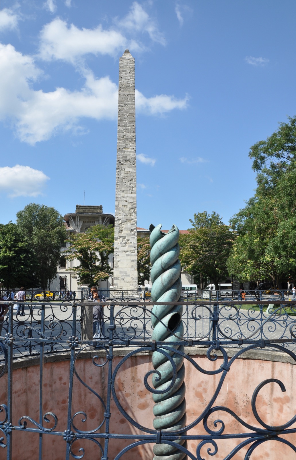 Schlangensäule: Aus erbeuteten Perserwaffen gegossen – und seit 2.500 Jahren ein politisches Symbol auf Reisen