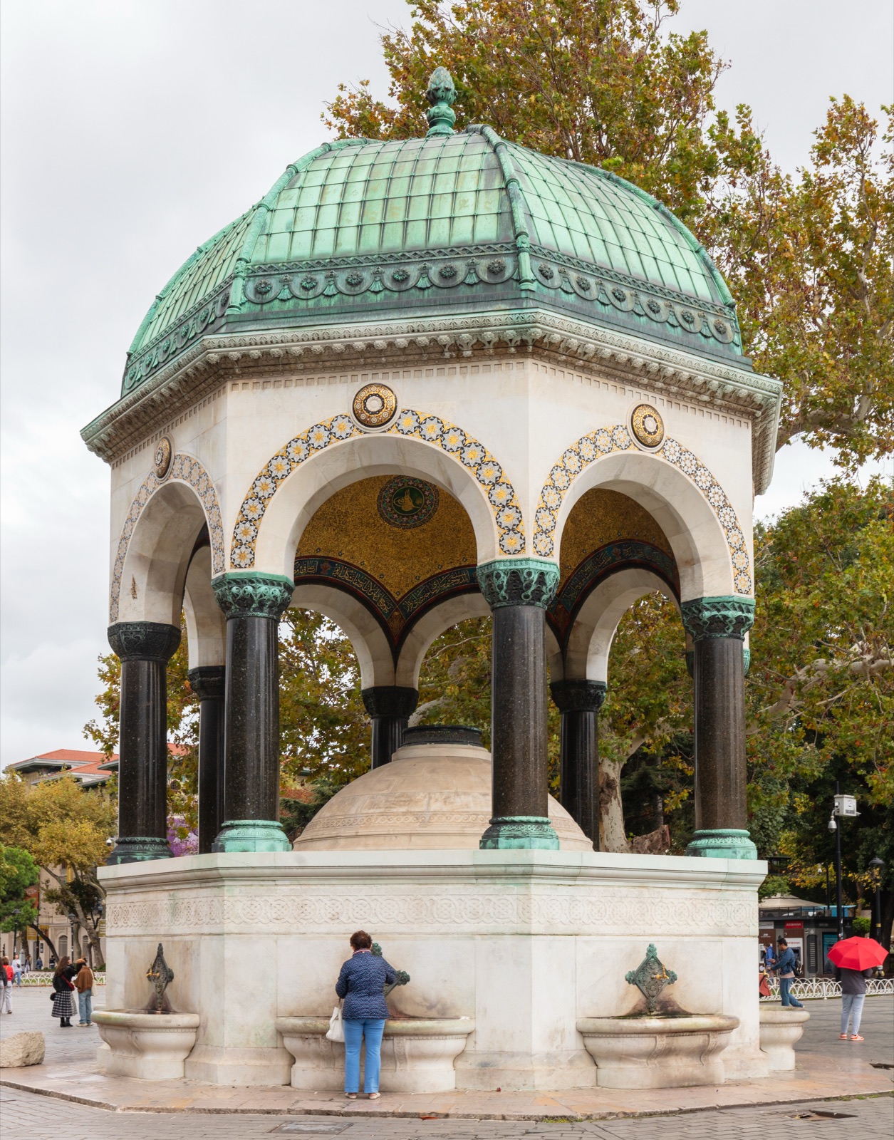 Deutscher Brunnen: Kaiser Wilhelm II., Abdülhamid II. und die politische Botschaft unter einer goldenen Kuppel