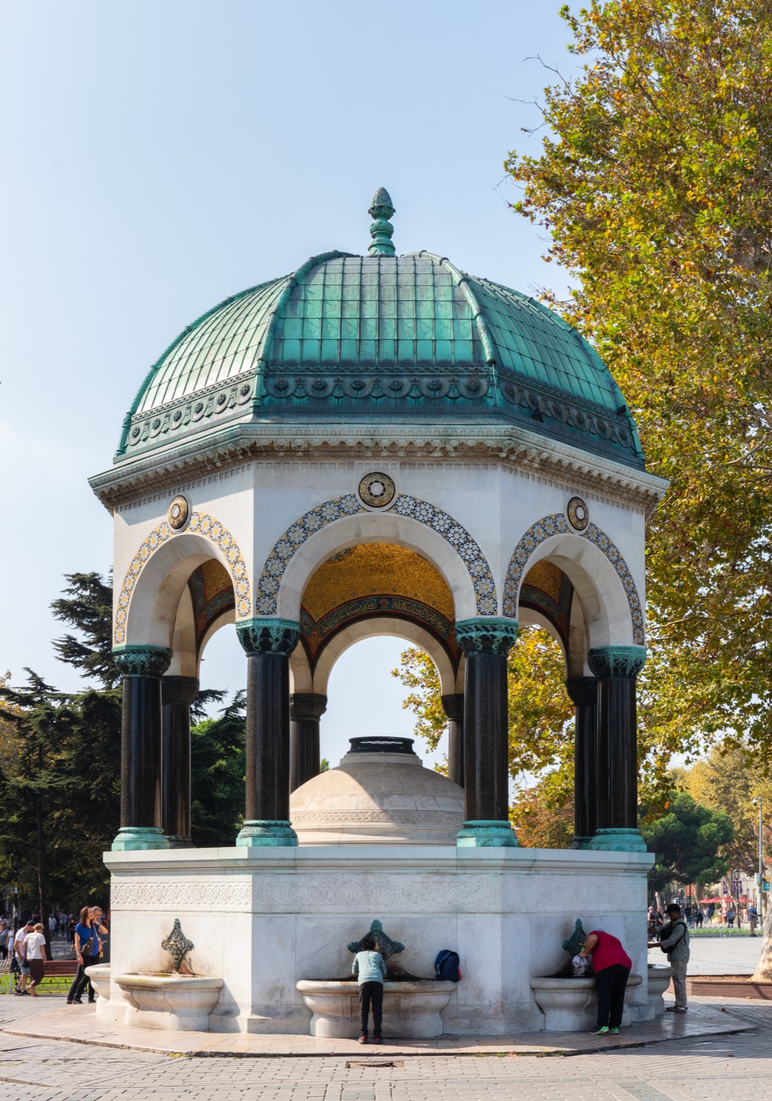Deutscher Brunnen: Kaiser Wilhelm II., Abdülhamid II. und die politische Botschaft unter einer goldenen Kuppel