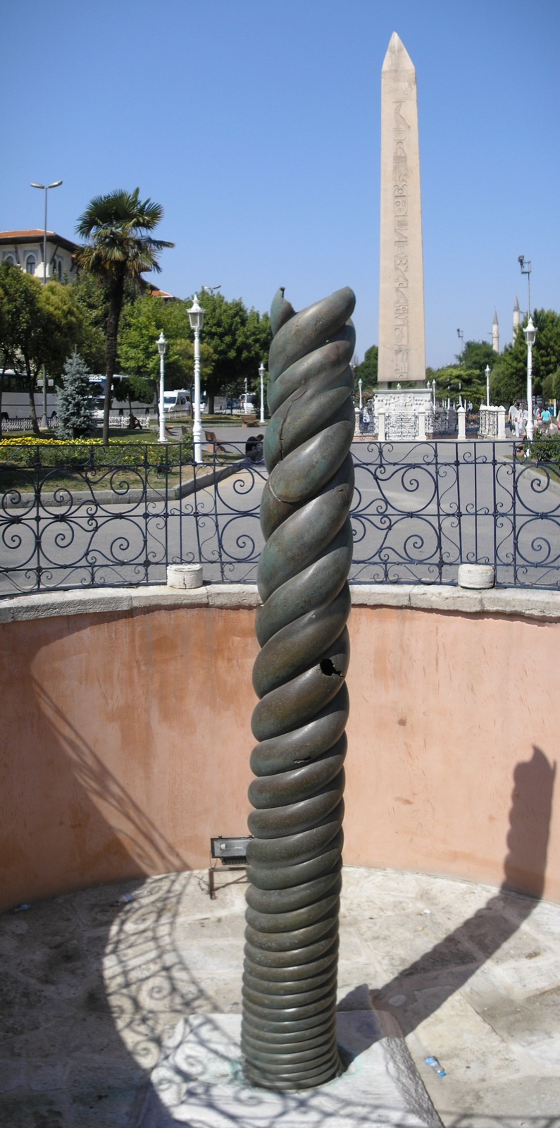 Schlangensäule: Aus erbeuteten Perserwaffen gegossen – und seit 2.500 Jahren ein politisches Symbol auf Reisen