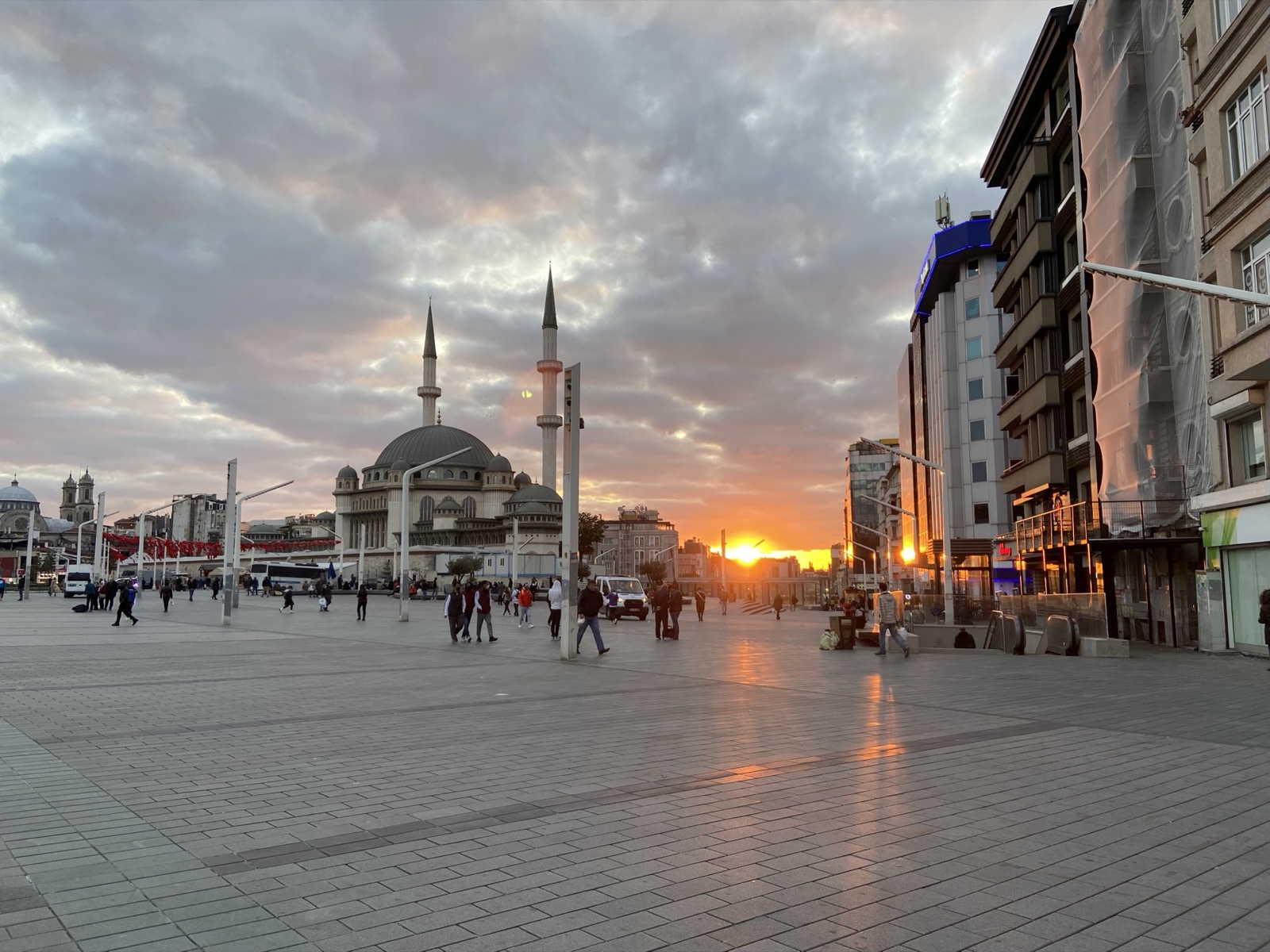Taksim-Platz: Wasserverteiler, Republikdenkmal, 1. Mai und Gezi – warum dieser Platz politisch so aufgeladen ist