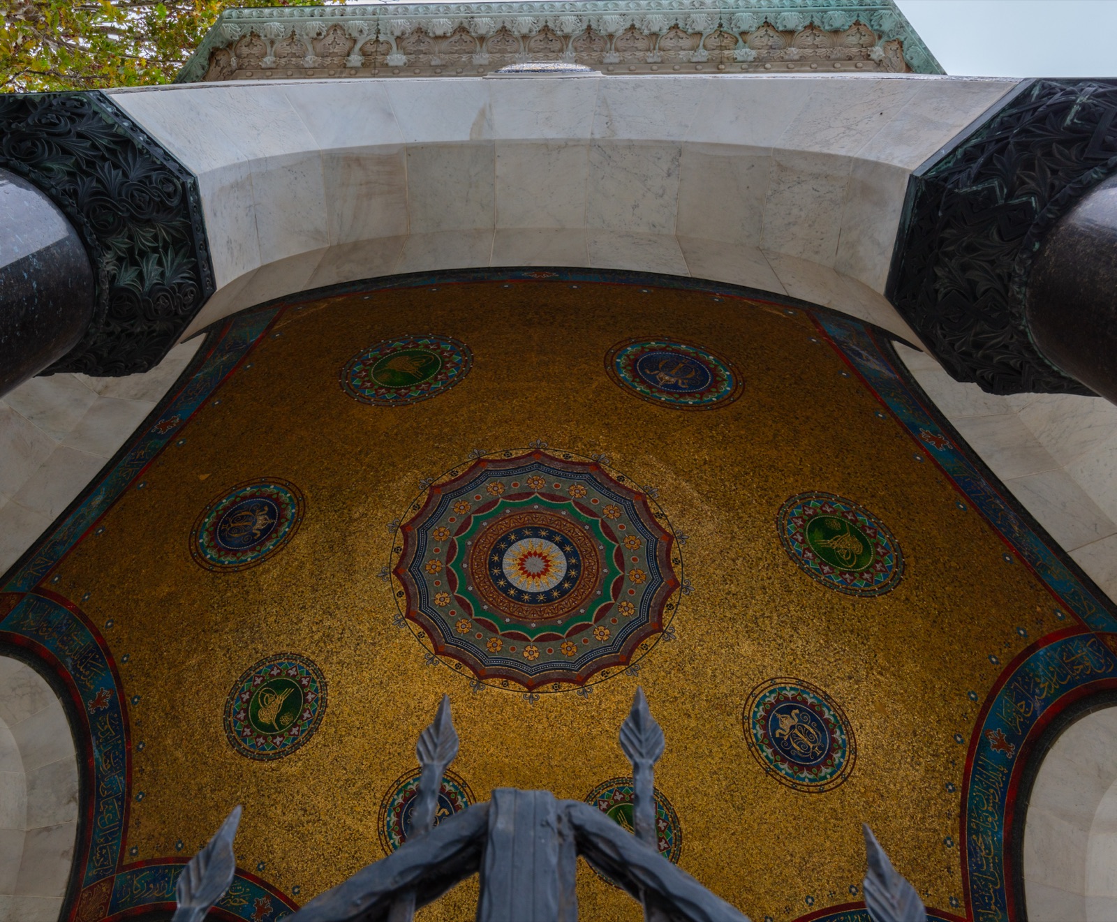 Deutscher Brunnen: Kaiser Wilhelm II., Abdülhamid II. und die politische Botschaft unter einer goldenen Kuppel