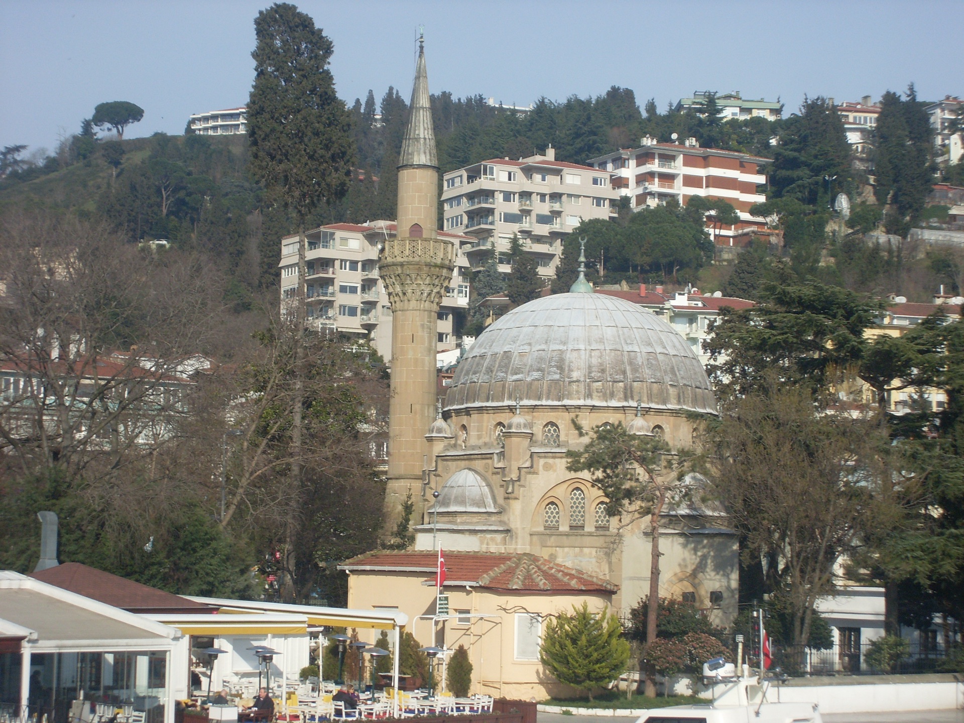 Bebek Camii: Eine kleine Moschee am Bosporus, die mehr über das alte Dorf erzählt als jedes Luxuscafé daneben